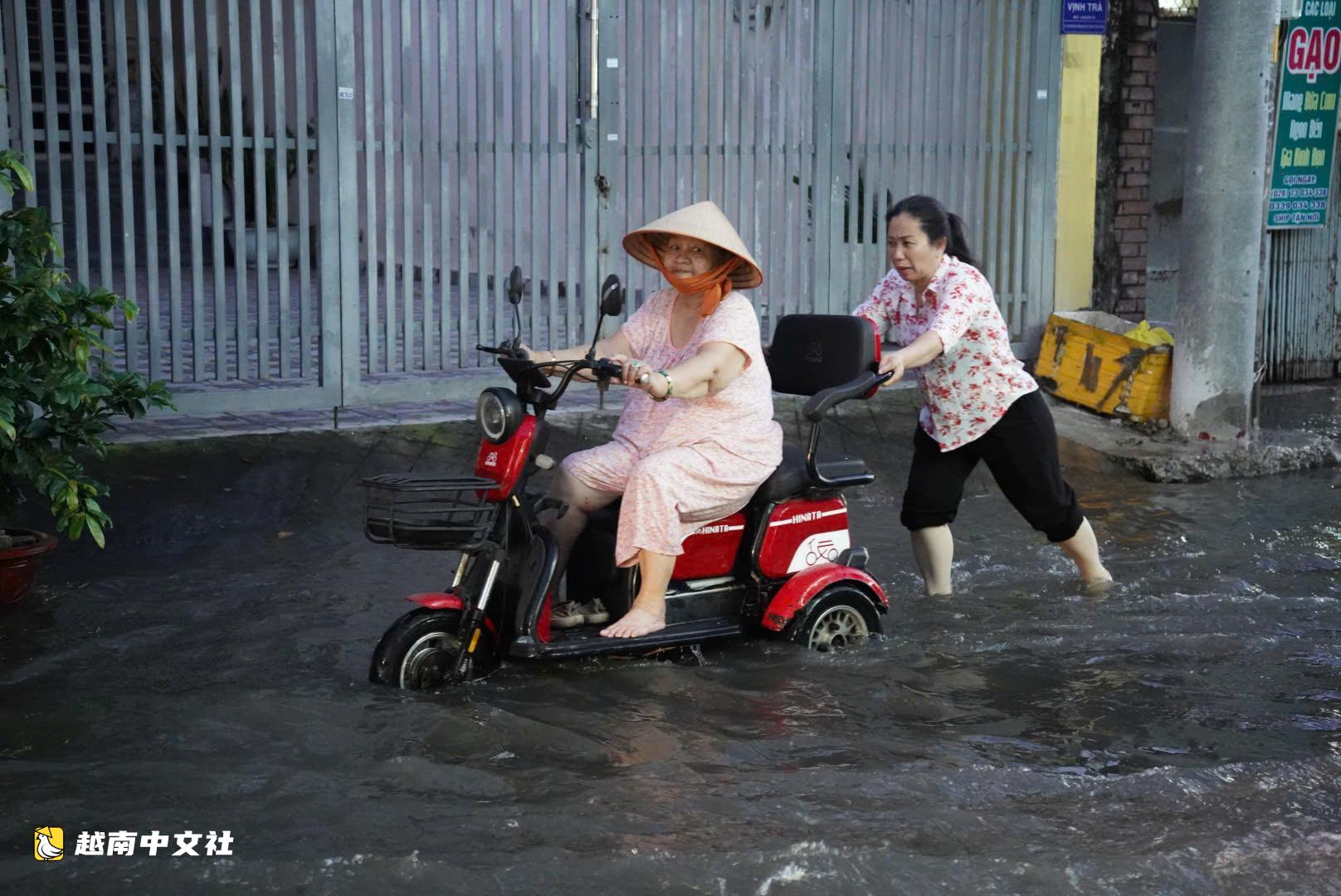 越南胡志明市潮水漲至1.71米，多條道路積水幾乎沒過車輪