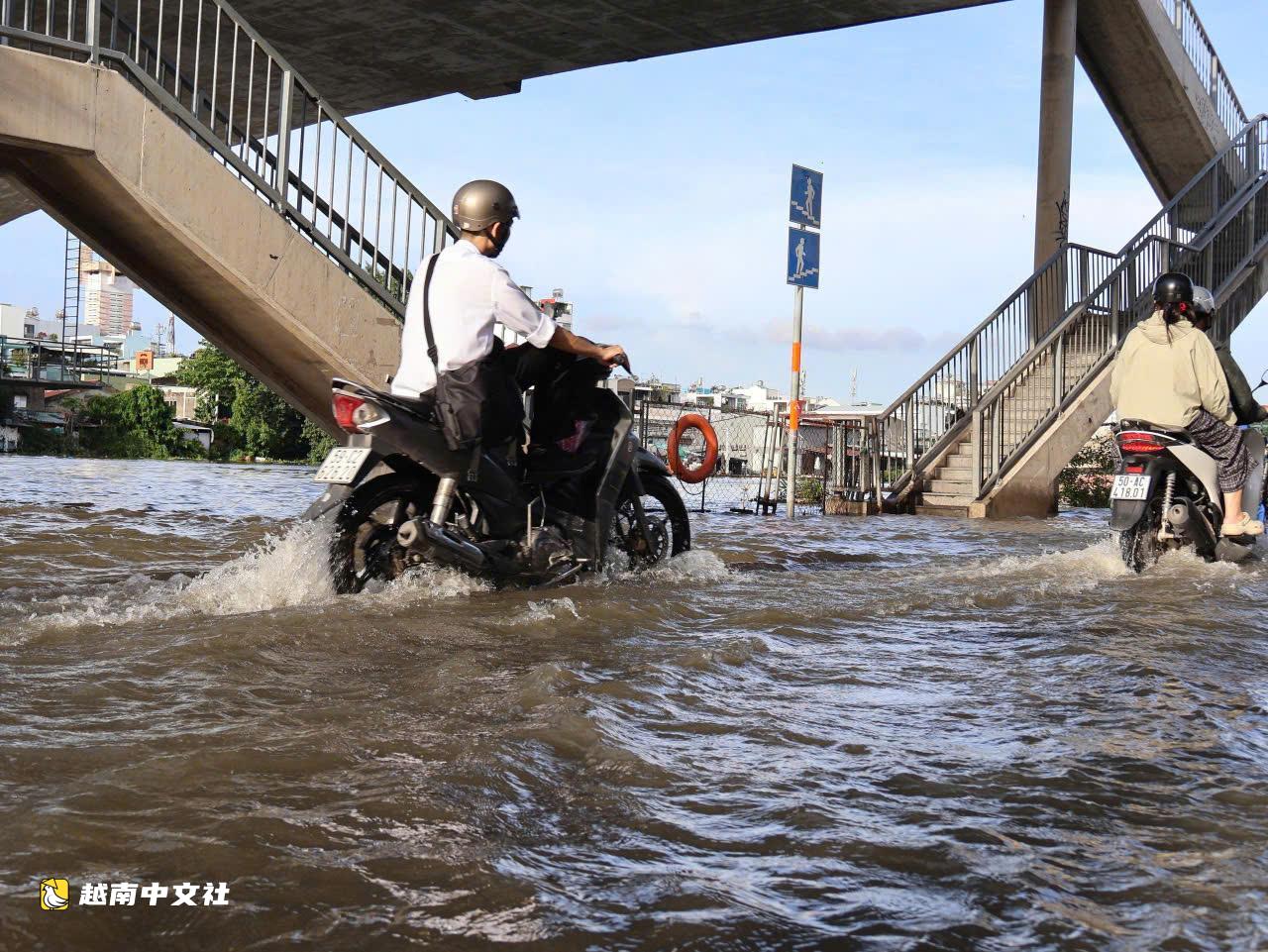 越南胡志明市潮水漲至1.71米，多條道路積水幾乎沒過車輪
