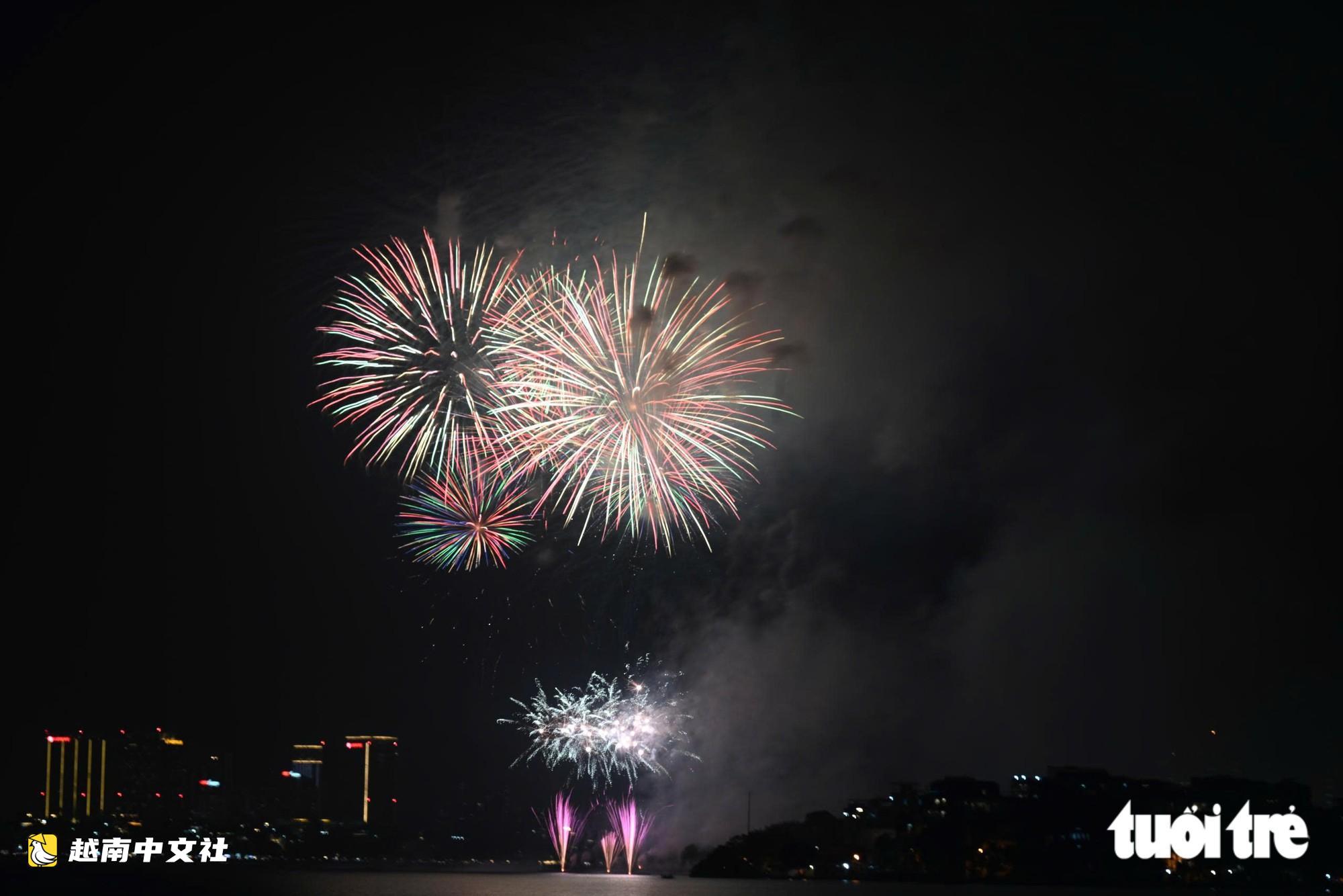 越南河內紀念首都解放72週年 煙花綻放照亮夜空