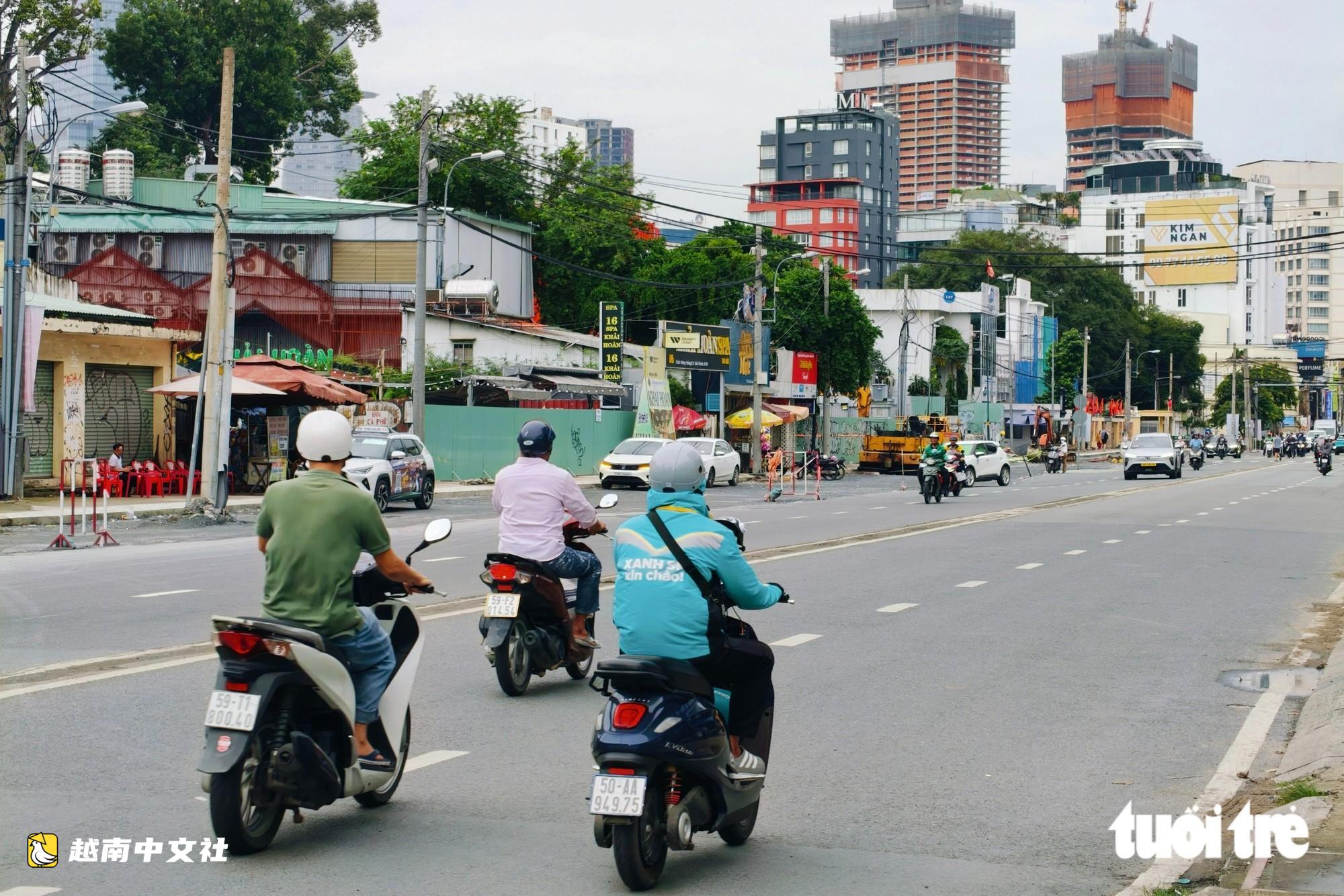 胡志明市市民在地鐵2號線交通分流首日經過七賢十字路口時感到困惑