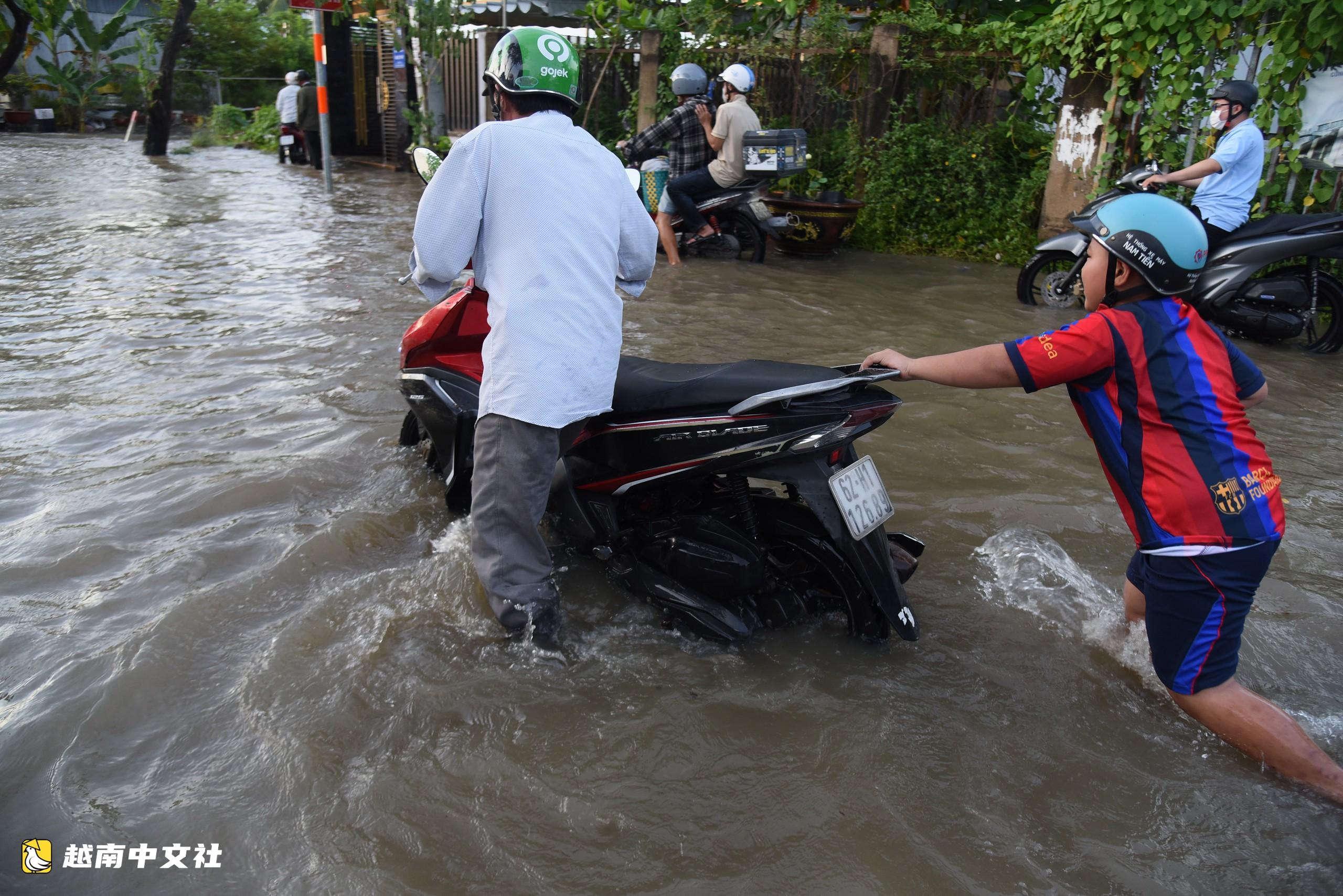 越南胡志明市潮水漲至1.71米，多條道路積水幾乎沒過車輪
