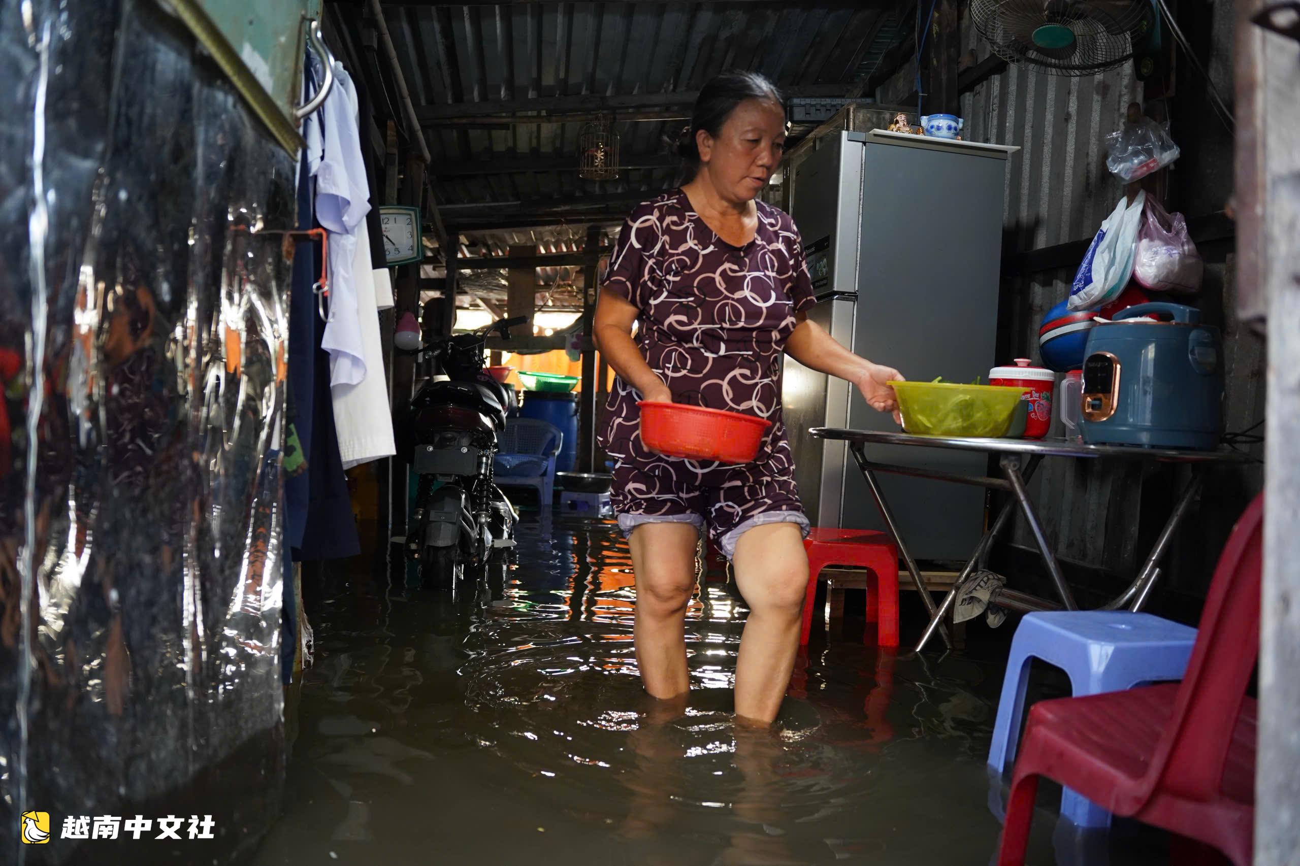 越南胡志明市潮水漲至1.71米，多條道路積水幾乎沒過車輪