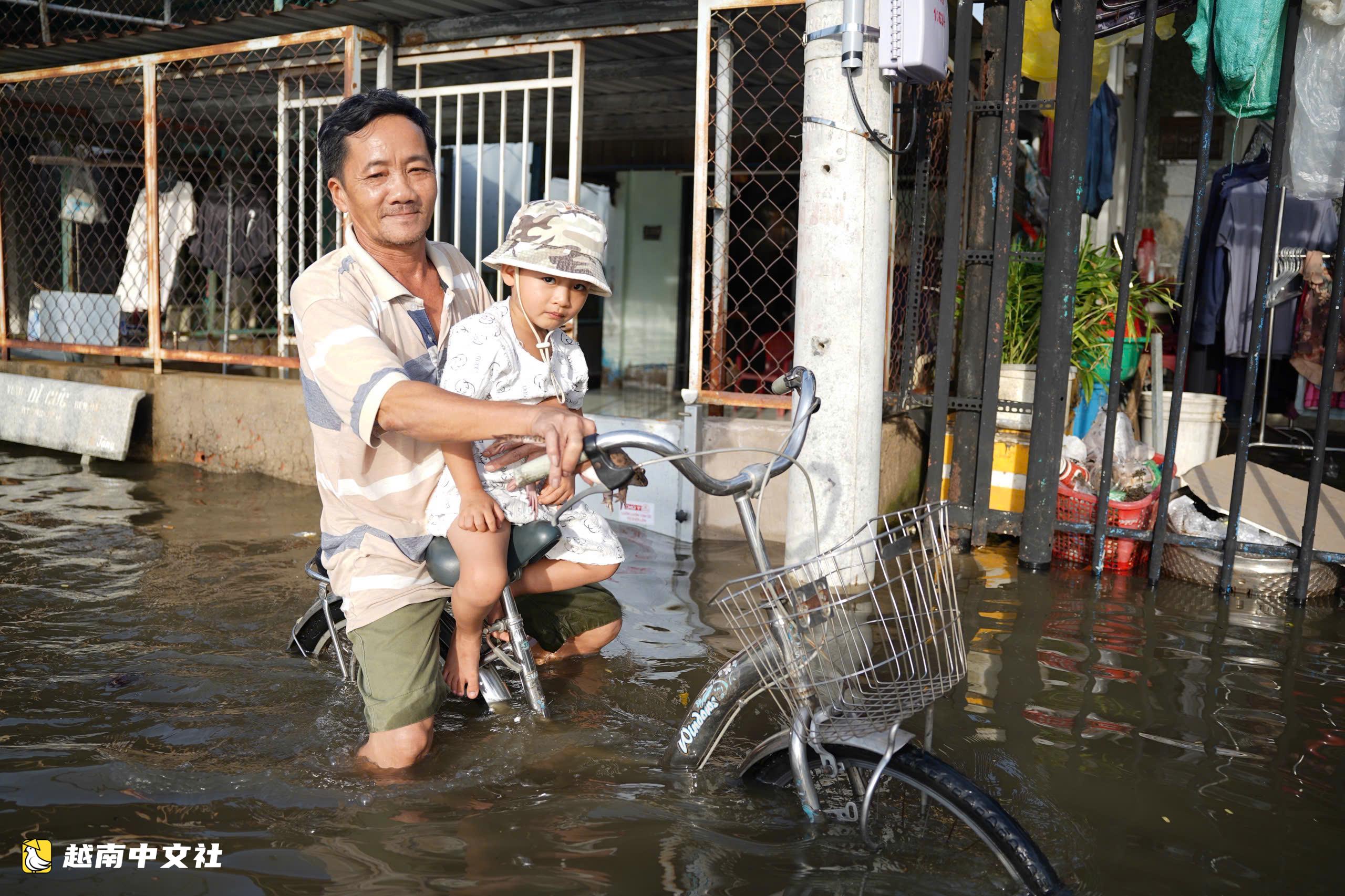 越南胡志明市潮水漲至1.71米，多條道路積水幾乎沒過車輪