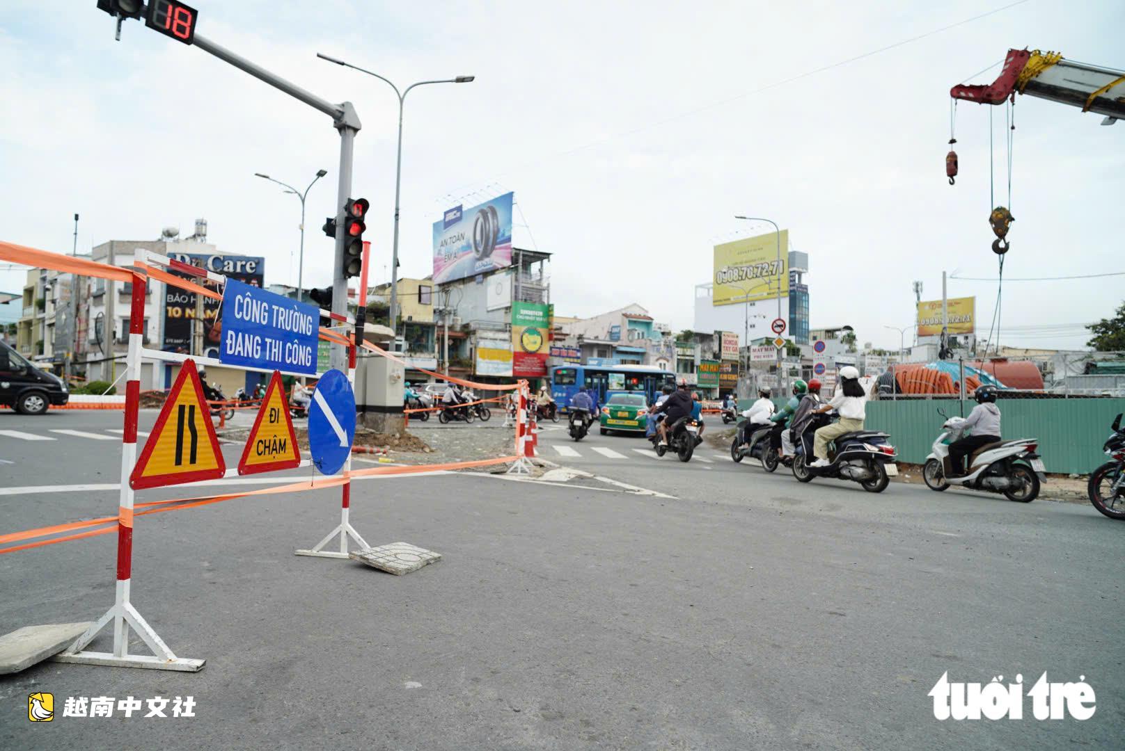 胡志明市市民在地鐵2號線交通分流首日經過七賢十字路口時感到困惑