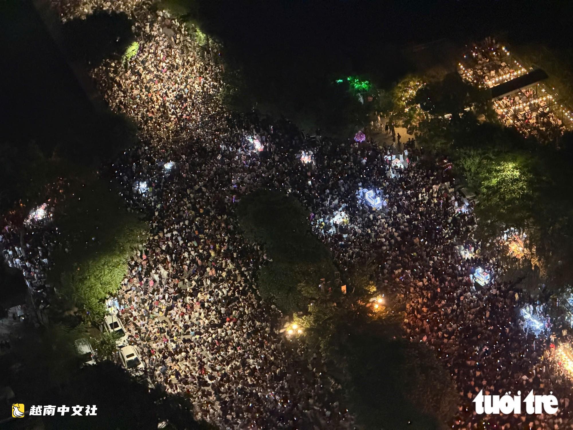 越南河內紀念首都解放72週年 煙花綻放照亮夜空