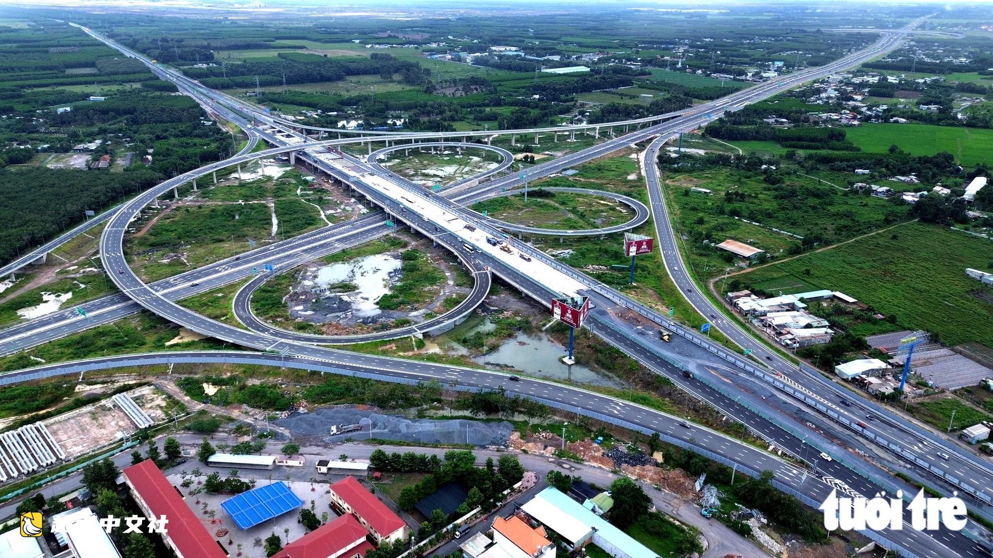 越南新協立交全景:連接邊和—頭頓高速公路與檳瀝—隆城高速公路
