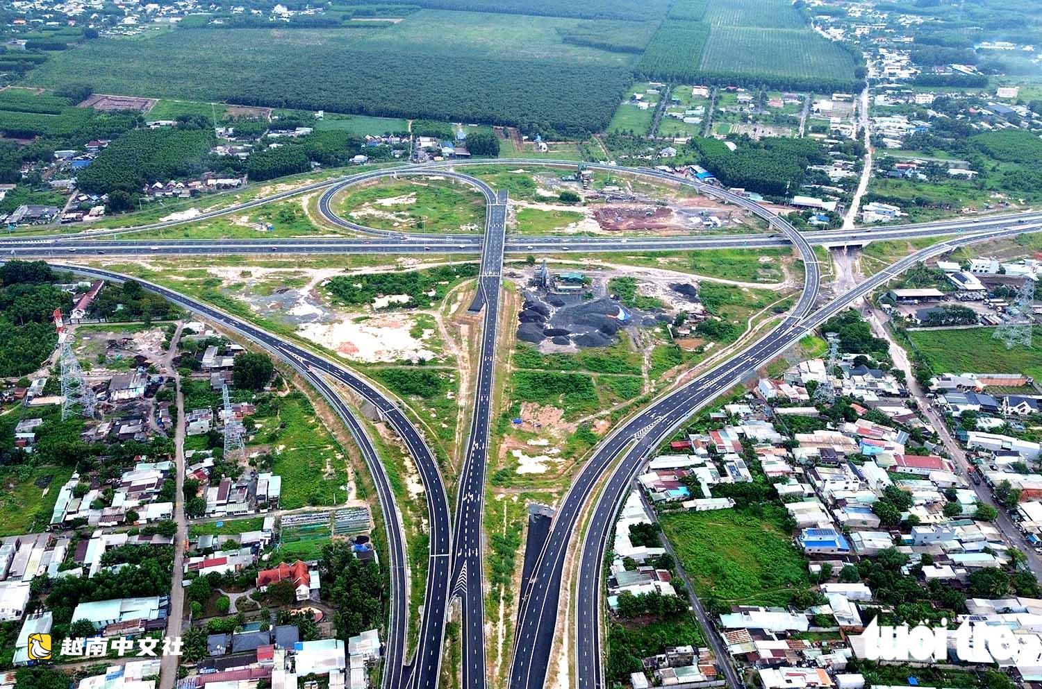 越南新協立交全景:連接邊和—頭頓高速公路與檳瀝—隆城高速公路