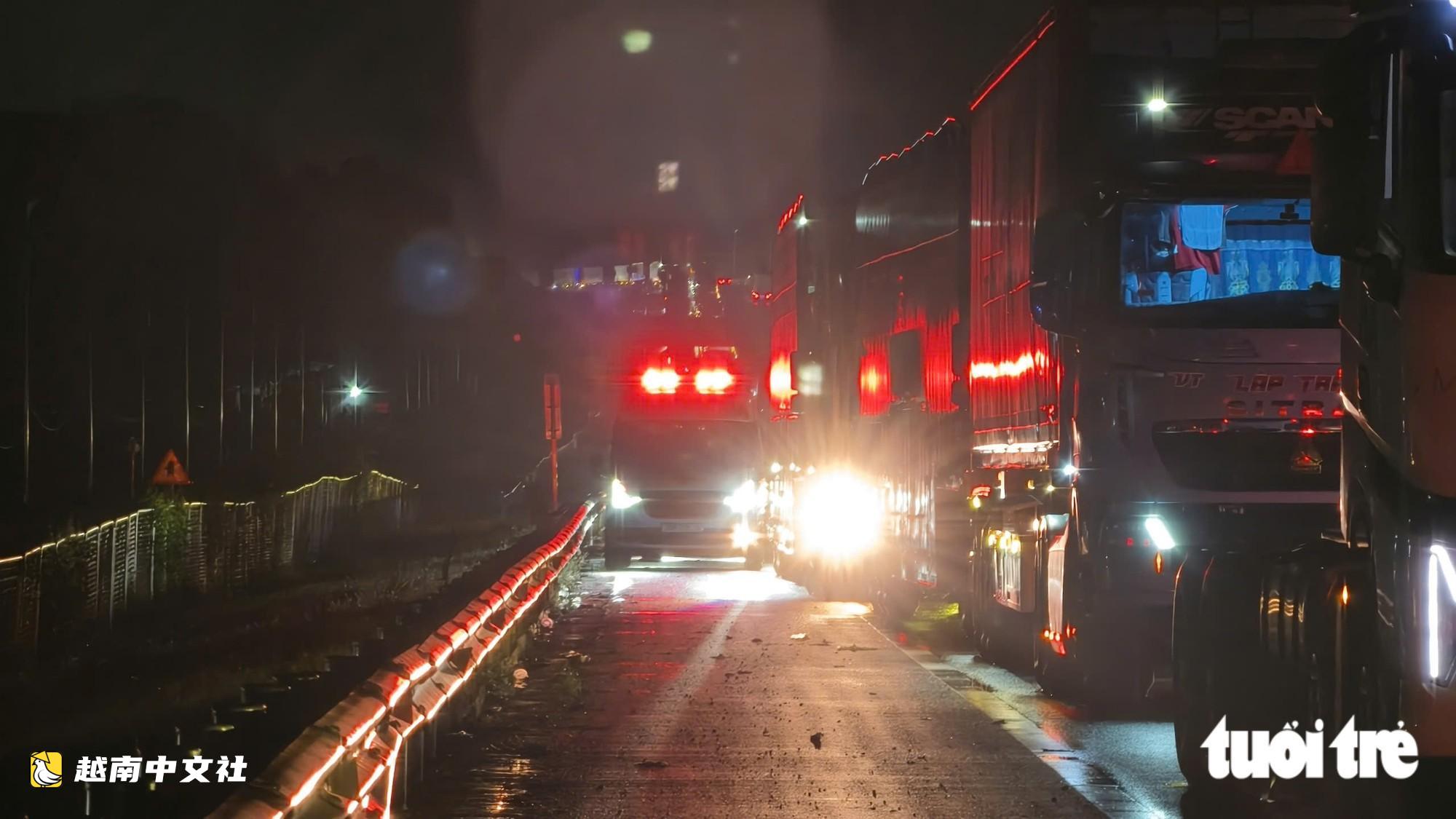 越南和蓮-翠鸞高速公路嚴重堵車,3小時僅行駛4公里