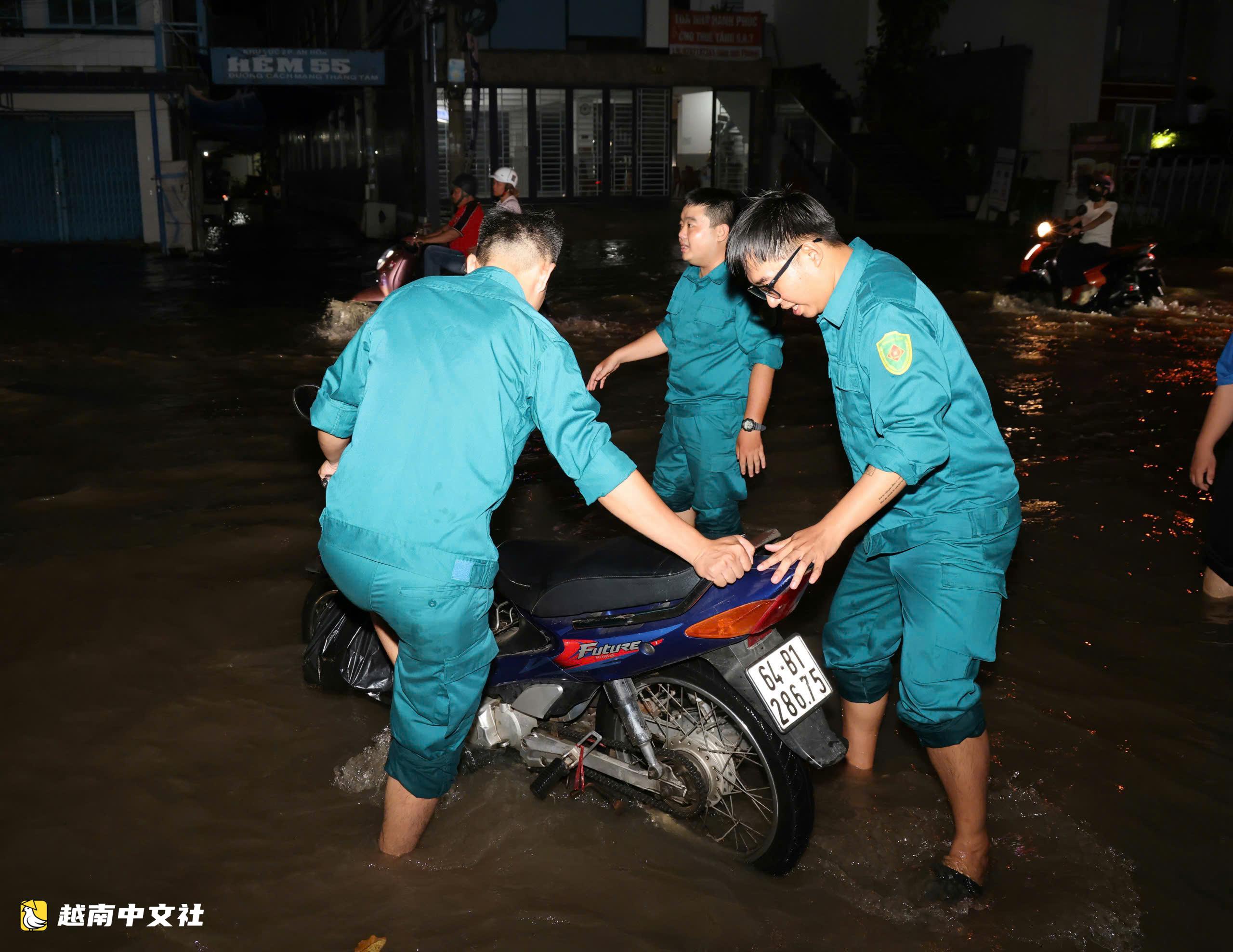 越南芹苴:夜間道路被淹,多方力量幫助民眾涉水通行