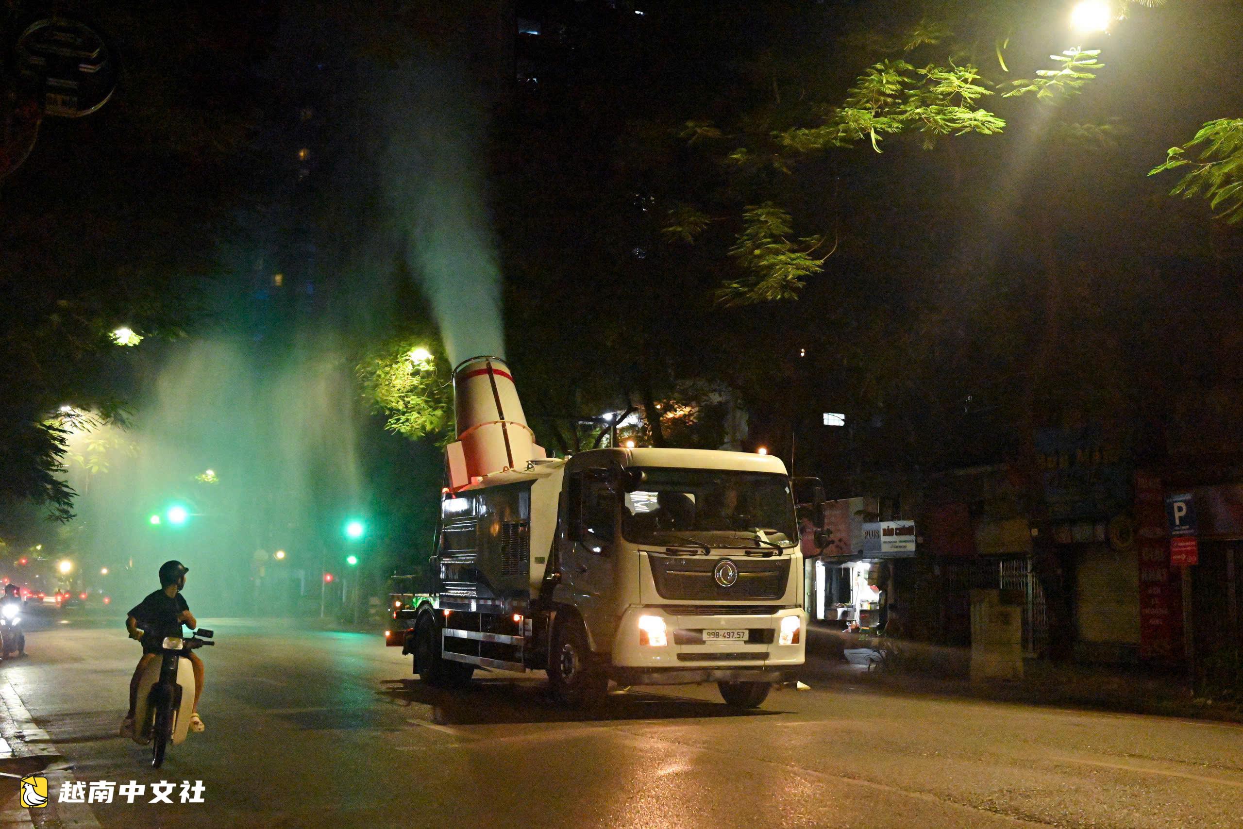 越南河內街頭出現噴霧降塵車