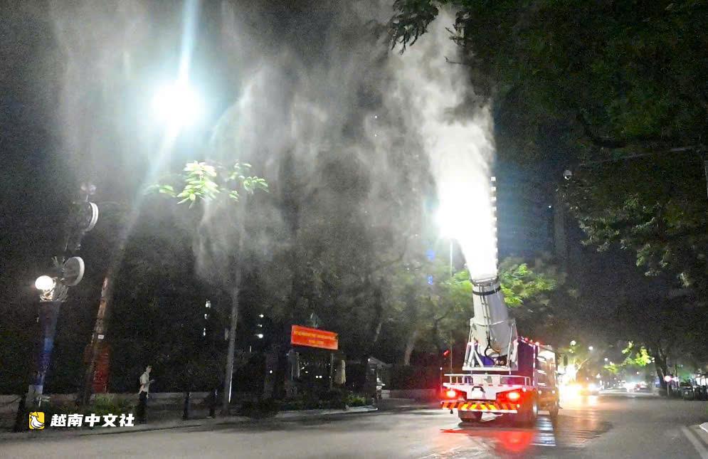 越南河內街頭出現噴霧降塵車