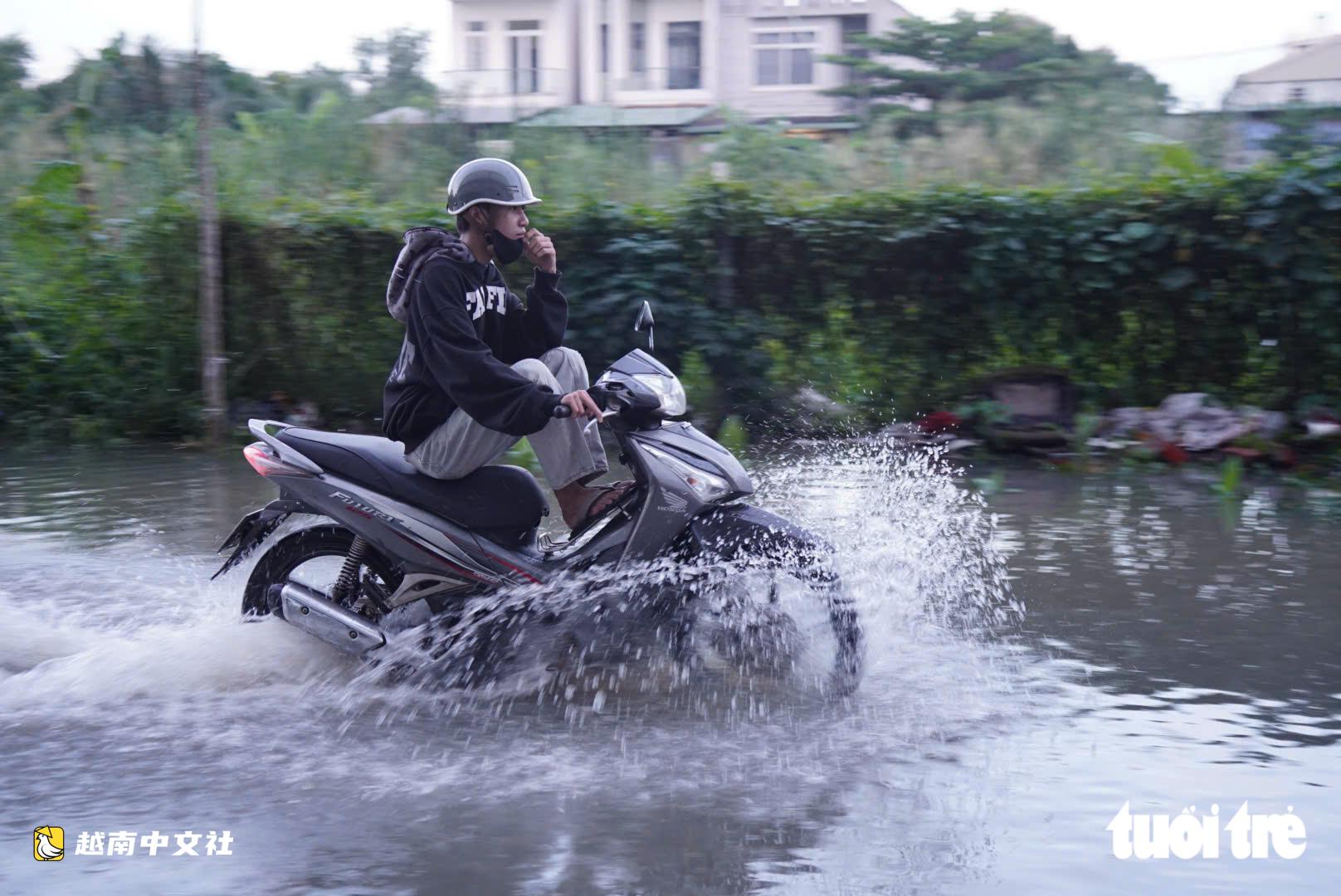 越南潮水週末早晨達峰值,民眾凌晨4點起床舀水