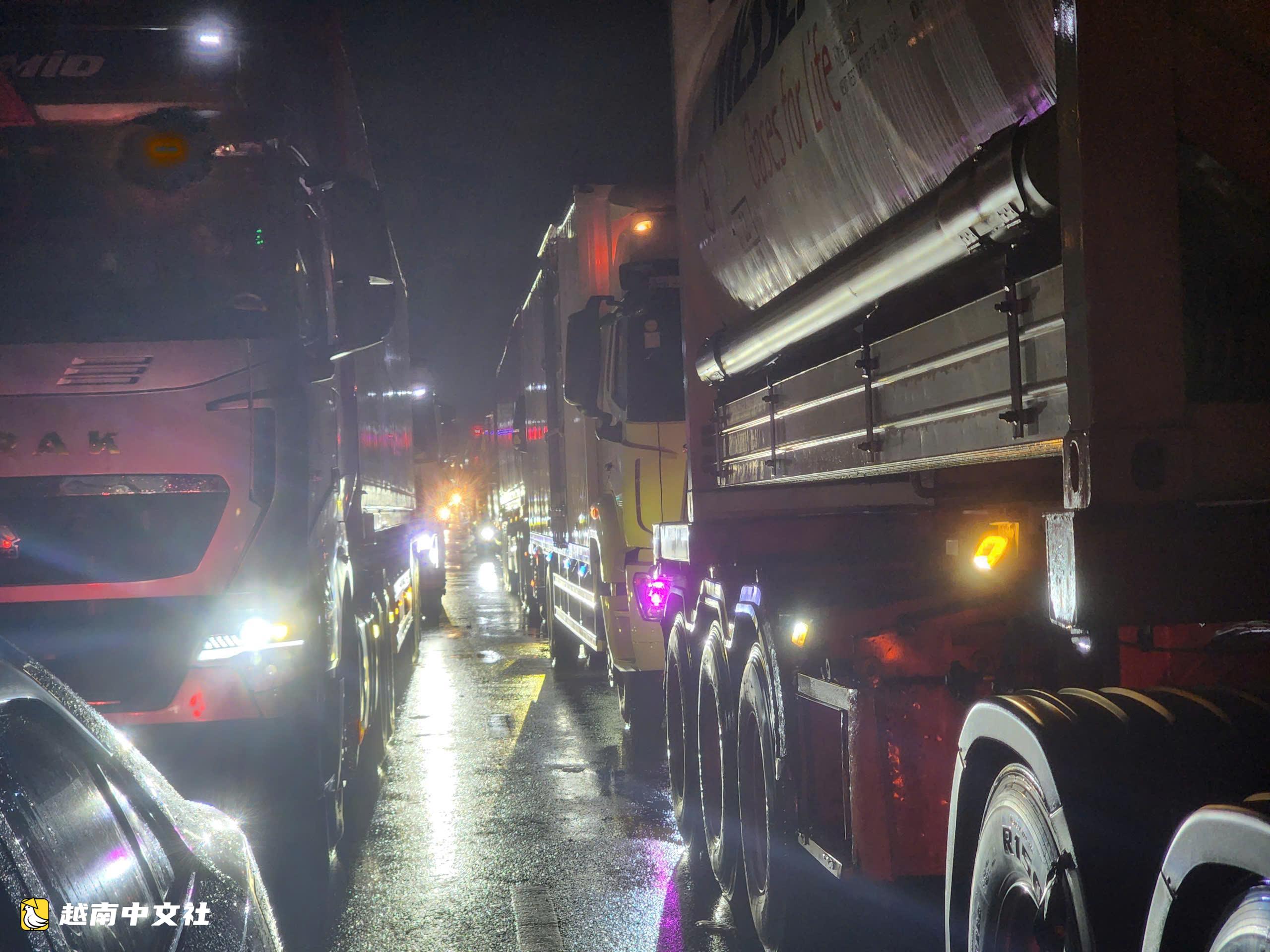 越南和蓮-翠鸞高速公路嚴重堵車,3小時僅行駛4公里