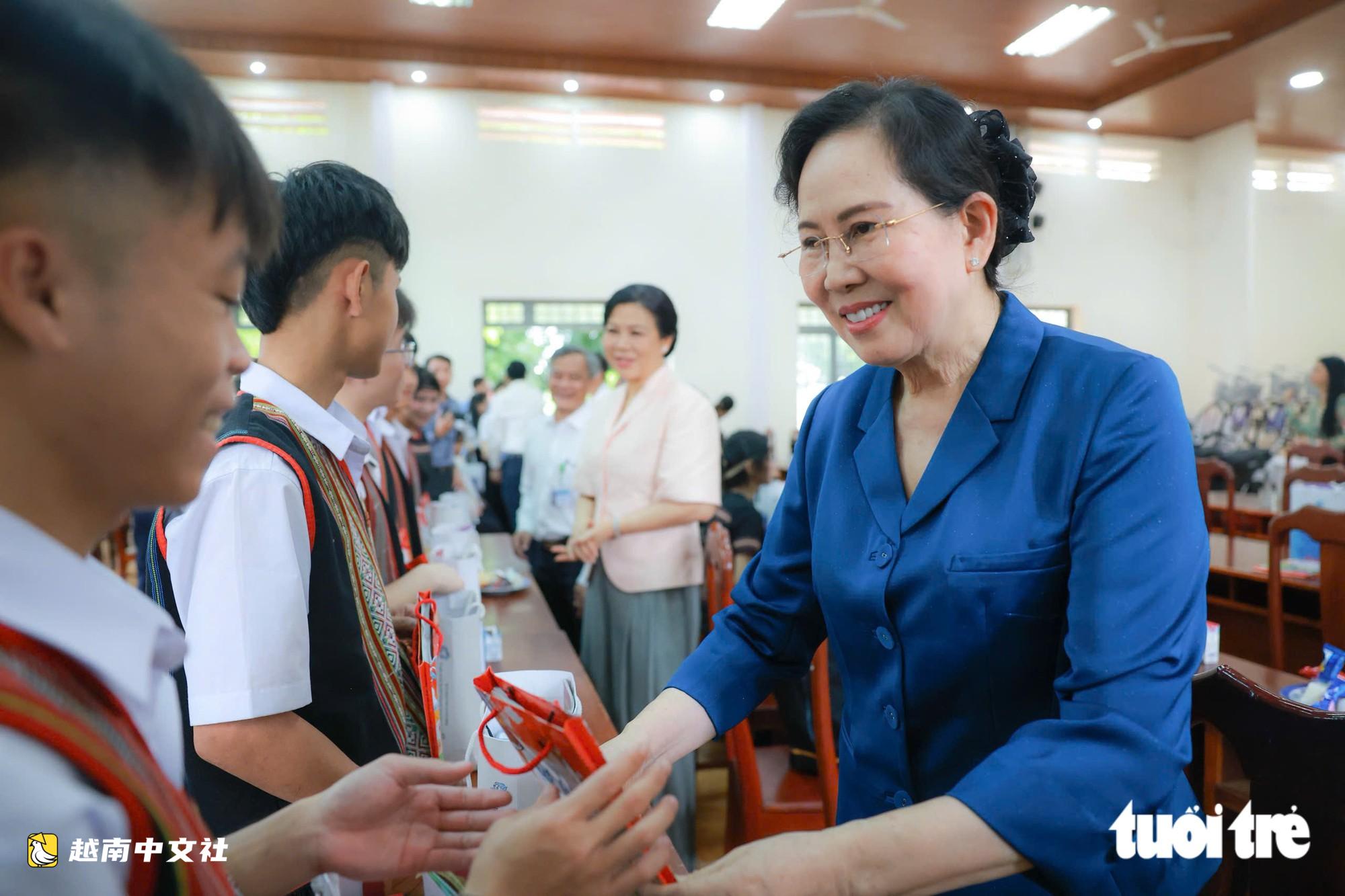 為越南廣義省的一個‘共同之家’添畫太陽