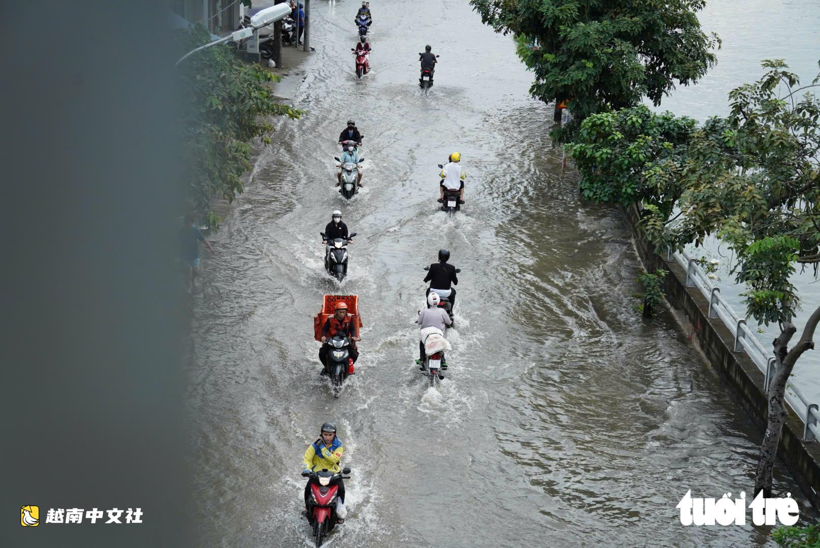 越南胡志明市多條道路因潮位達峰被淹