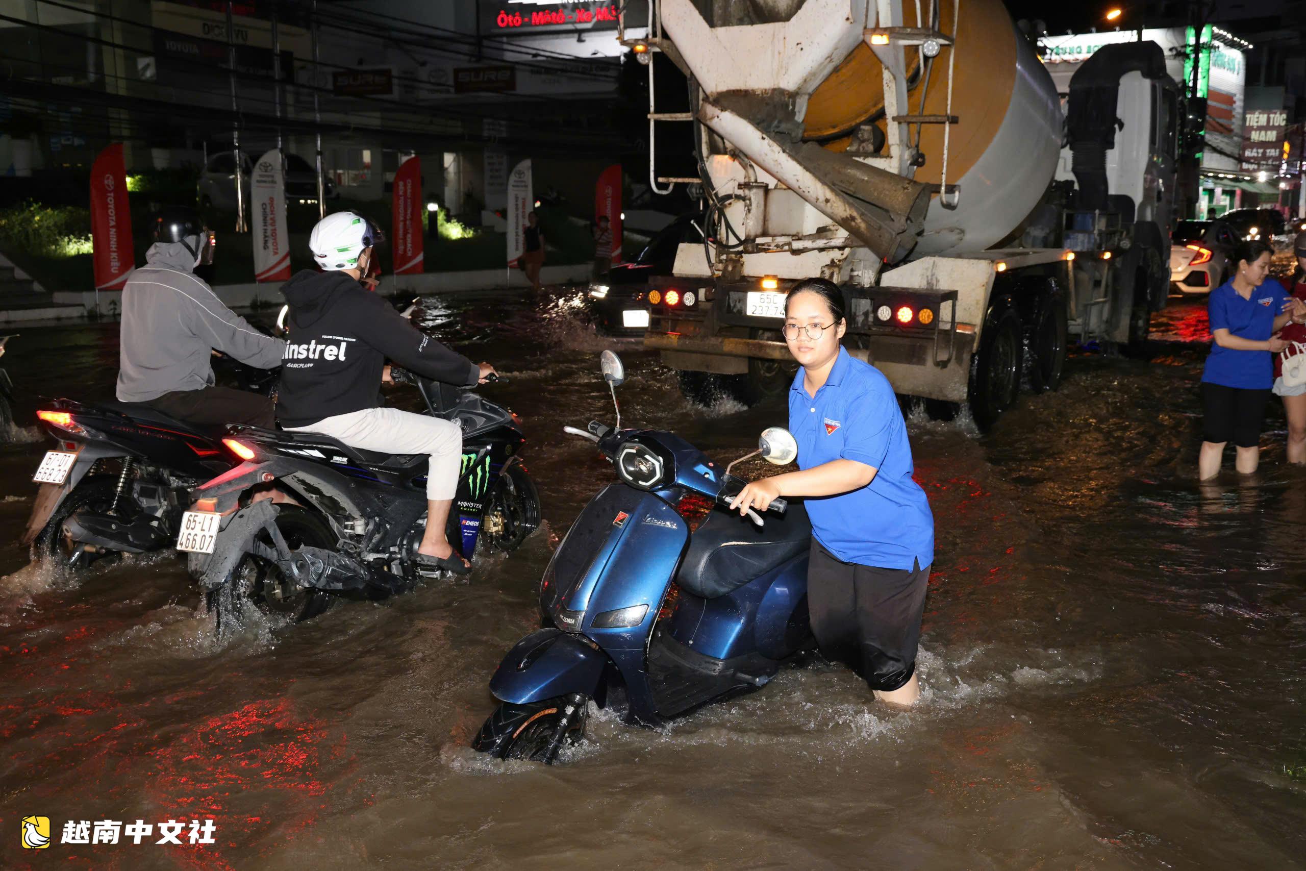 越南芹苴:夜間道路被淹,多方力量幫助民眾涉水通行