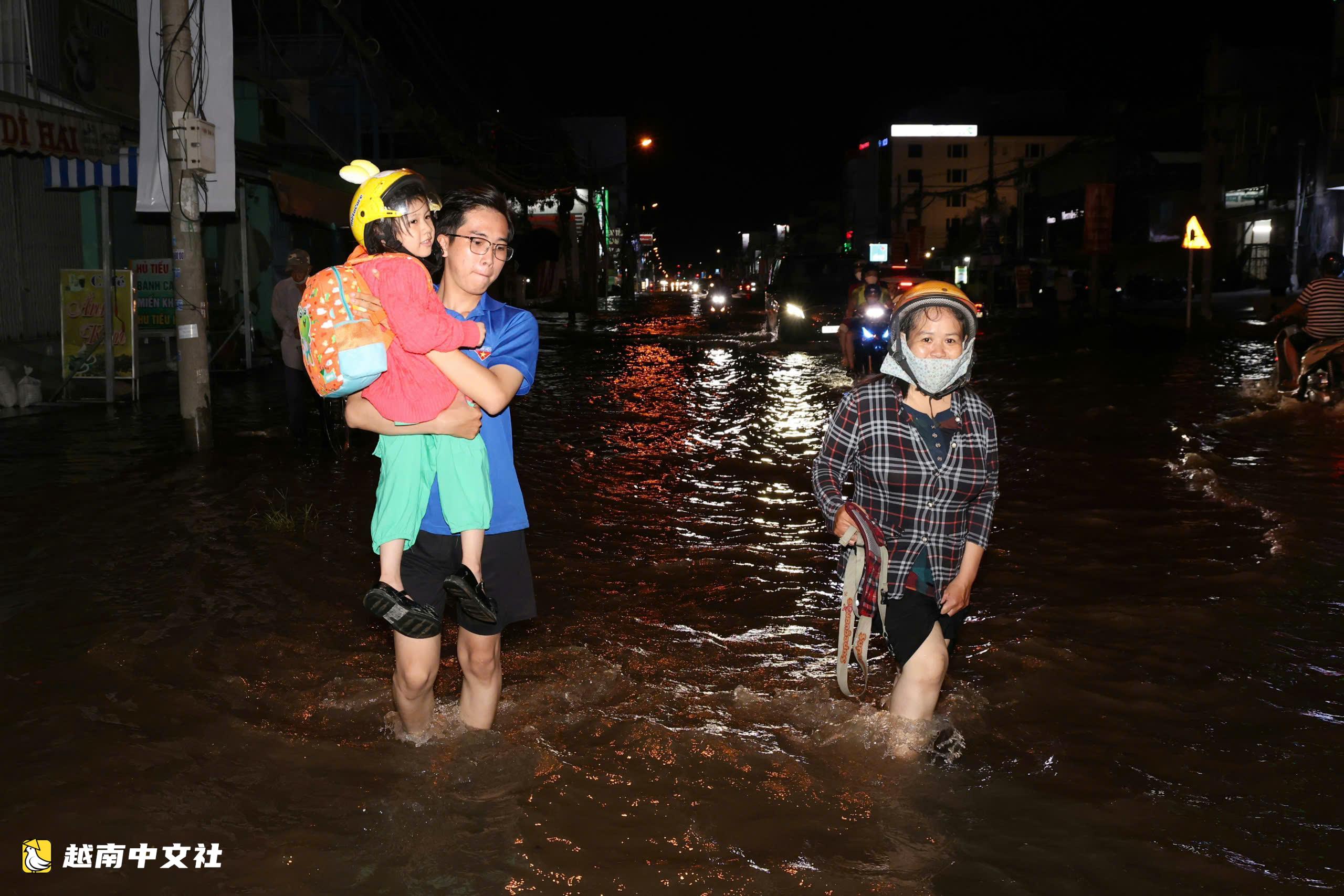 越南芹苴:夜間道路被淹,多方力量幫助民眾涉水通行