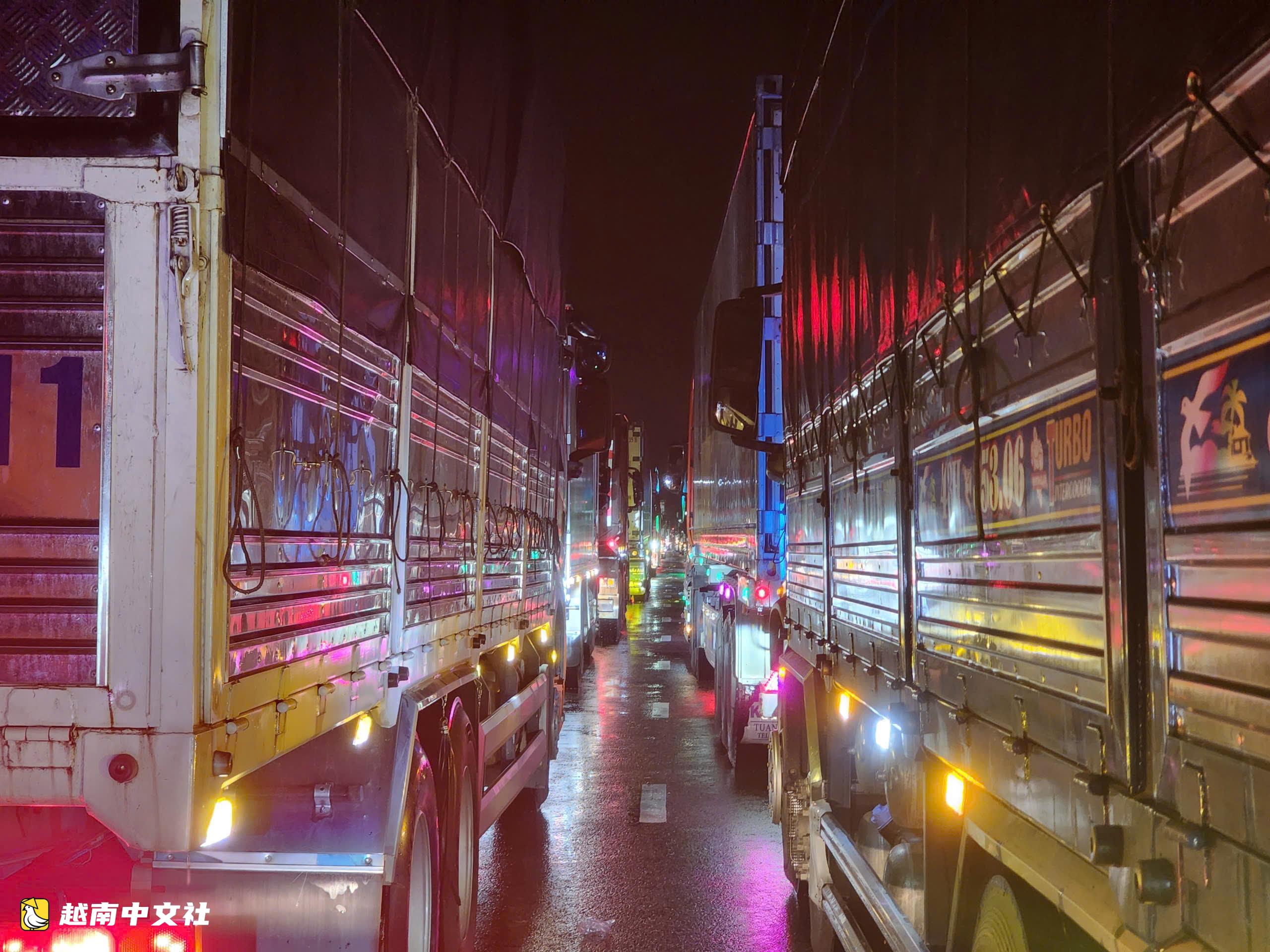 越南和蓮-翠鸞高速公路嚴重堵車,3小時僅行駛4公里