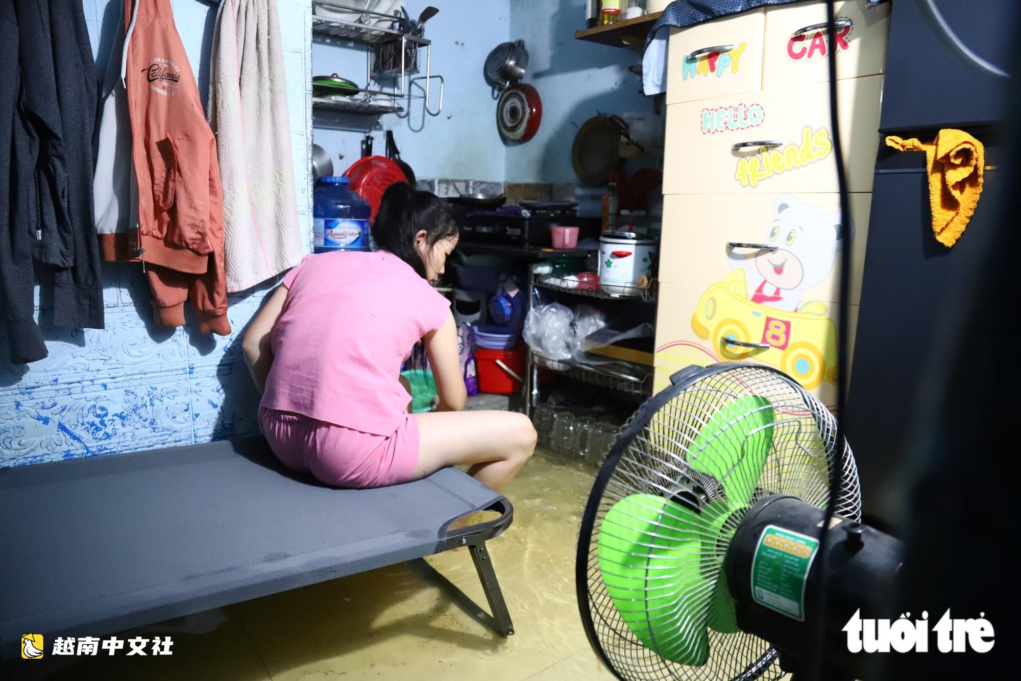 越南潮水週末早晨達峰值,民眾凌晨4點起床舀水