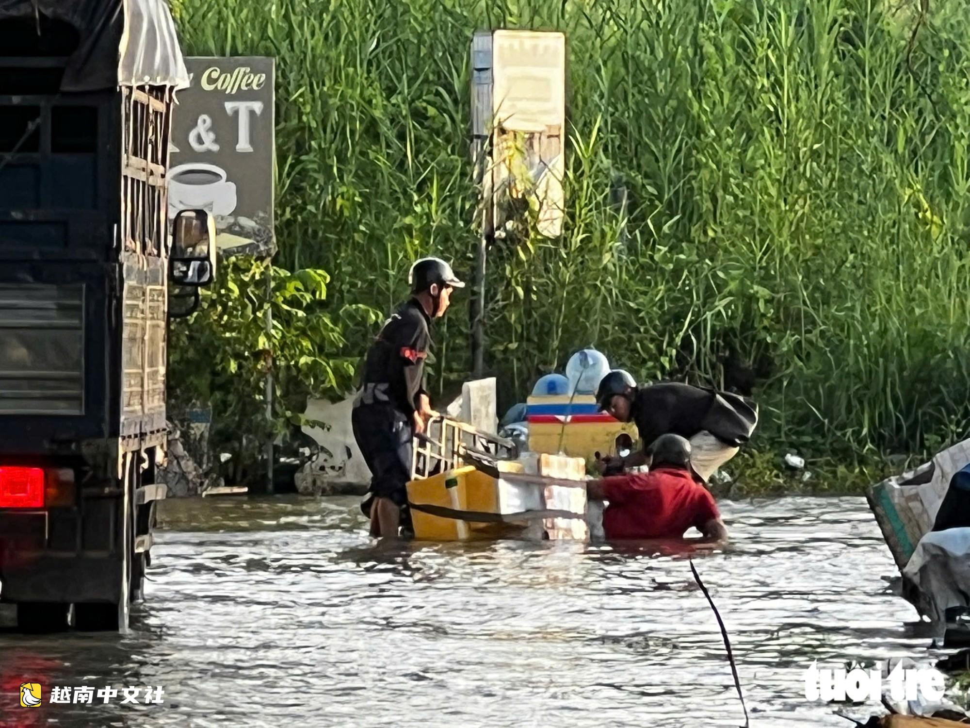 越南潮水週末早晨達峰值,民眾凌晨4點起床舀水