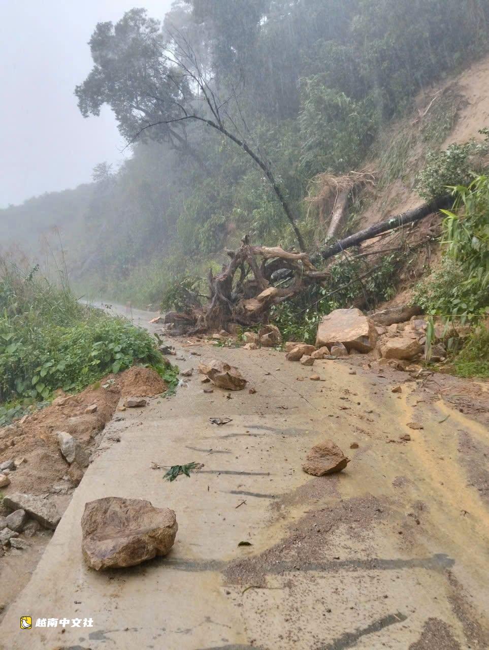 越南峴港山區大雨,河水如瀑布般傾瀉入河