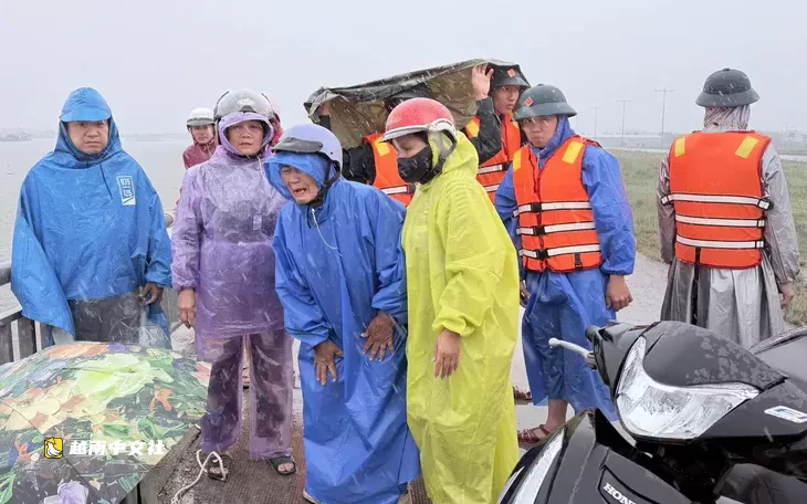 越南峴港一男子遭雷擊墜河失蹤,遺體已找到,社區為其家屬募捐逾1.66億越盾