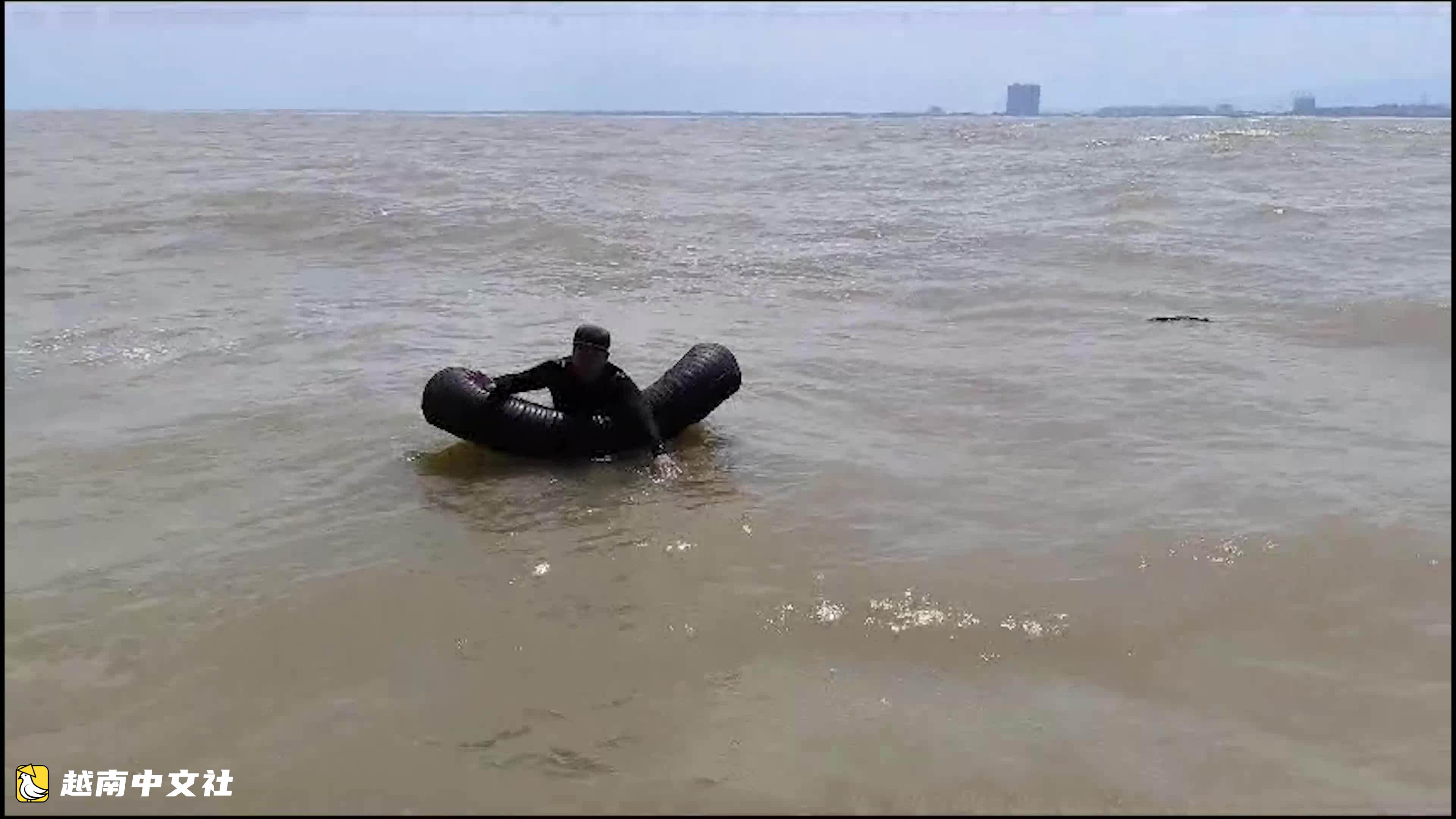 越南男子出海撒網被海浪捲走