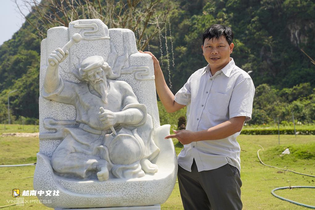 越南岘港五行山石雕村：为数百尊石像制作泥稿的匠人