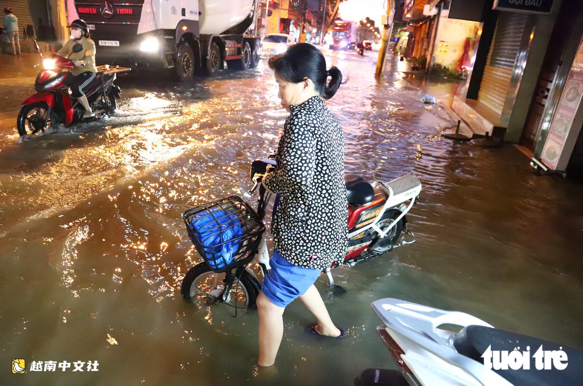 凌晨4點30分潮水已漫上街道,週一早上越南胡志明市市民出行艱難