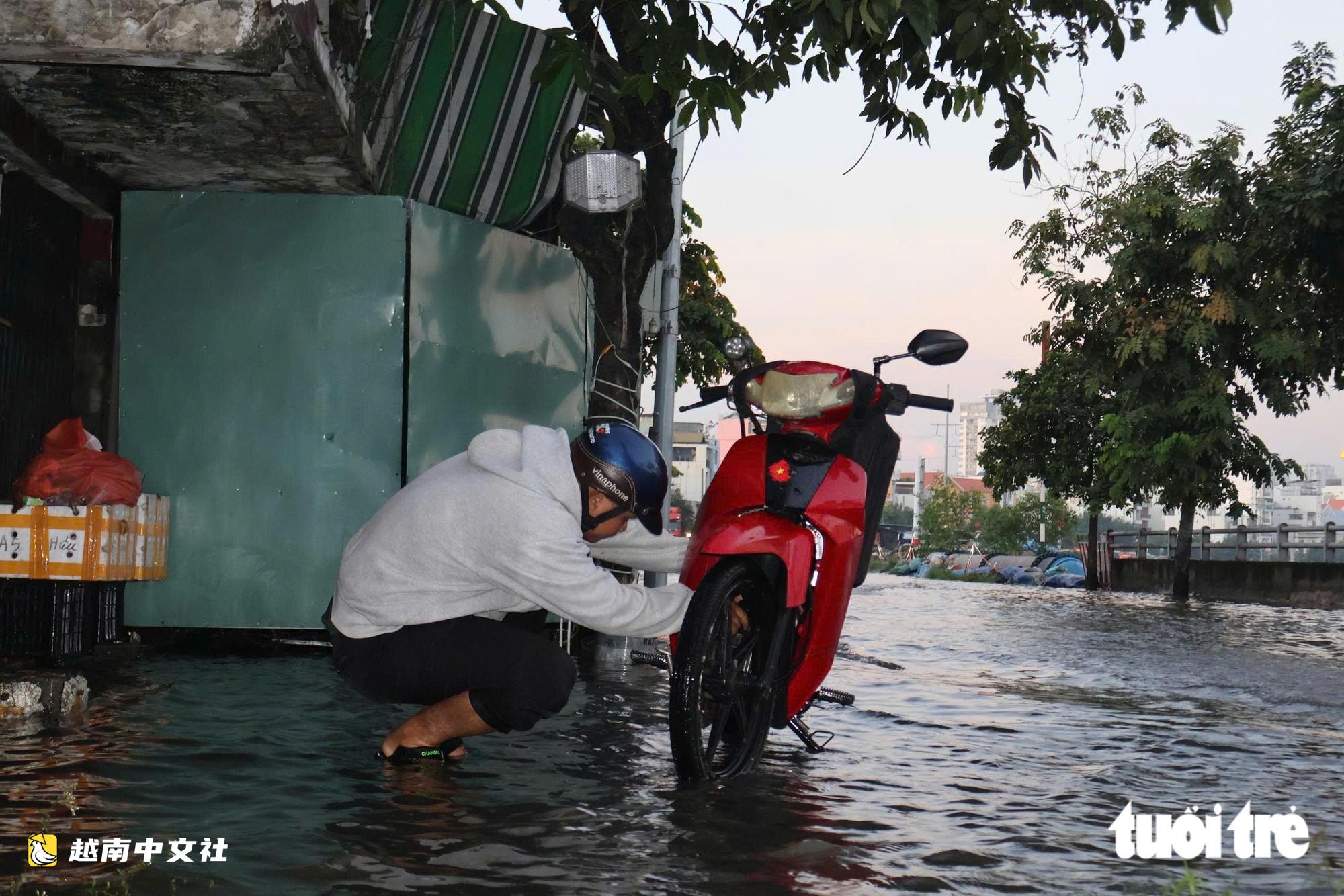 凌晨4點30分潮水已漫上街道,週一早上越南胡志明市市民出行艱難