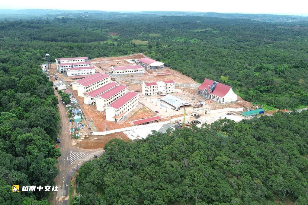 越南邊境地區700多名學生首次領取大米與補助金
