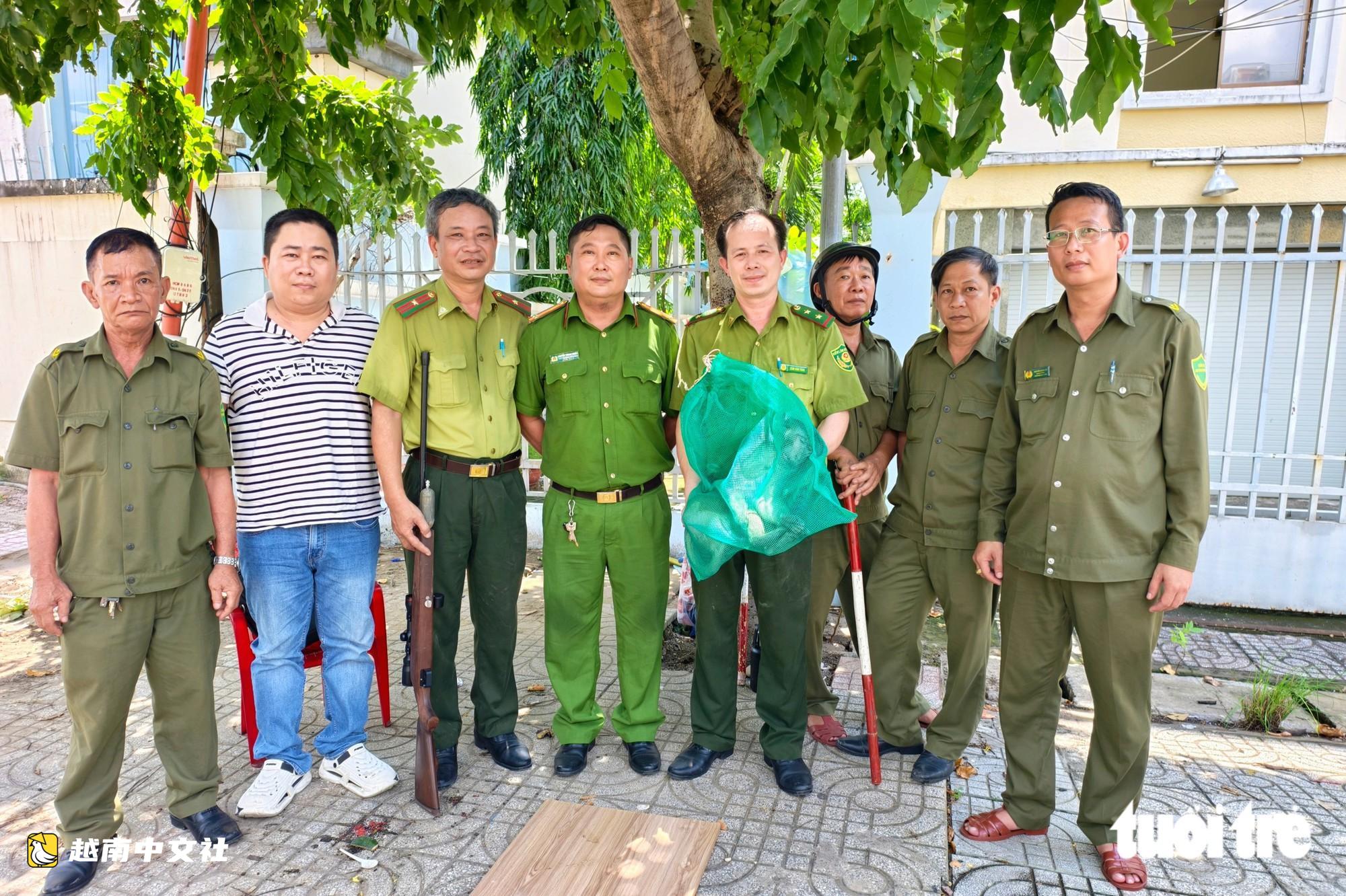 長尾獼猴在越南胡志明市範世顯街追逐咬人