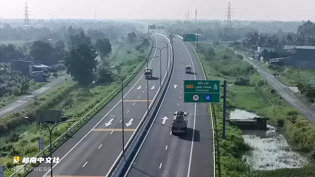胡志明市—油移高速公路和富美大橋因新線路減輕車流壓力