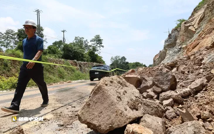 越南大寧嶺近半路面塌陷,挖山開闢臨時通道