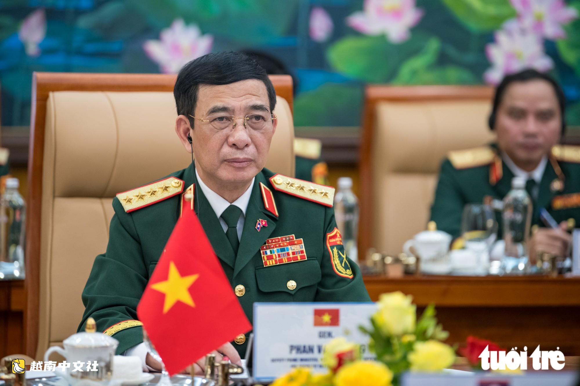 越南國防部長潘文江大將與老撾副總理兼國防部長舉行會談