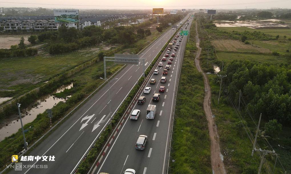 胡志明市—油移高速公路和富美大橋因新線路減輕車流壓力