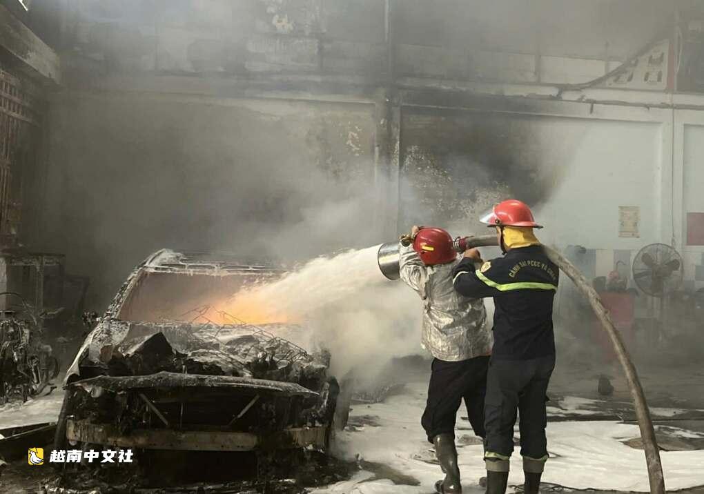 越南胡志明市一汽車修理廠燃起熊熊大火