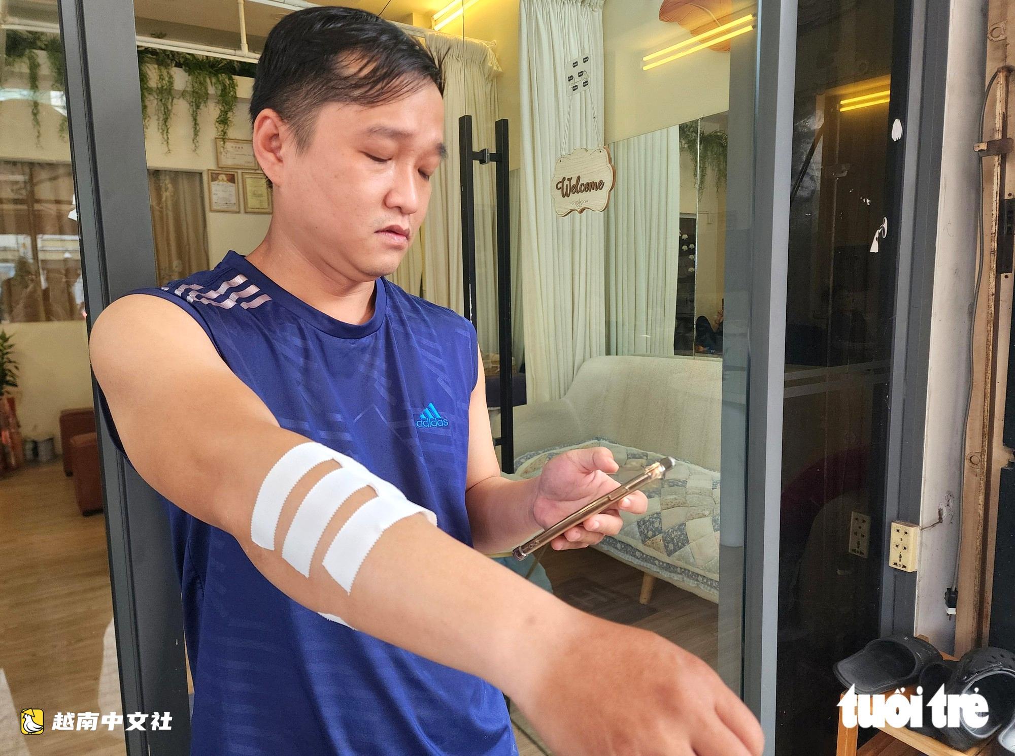 長尾獼猴在越南胡志明市範世顯街追逐咬人