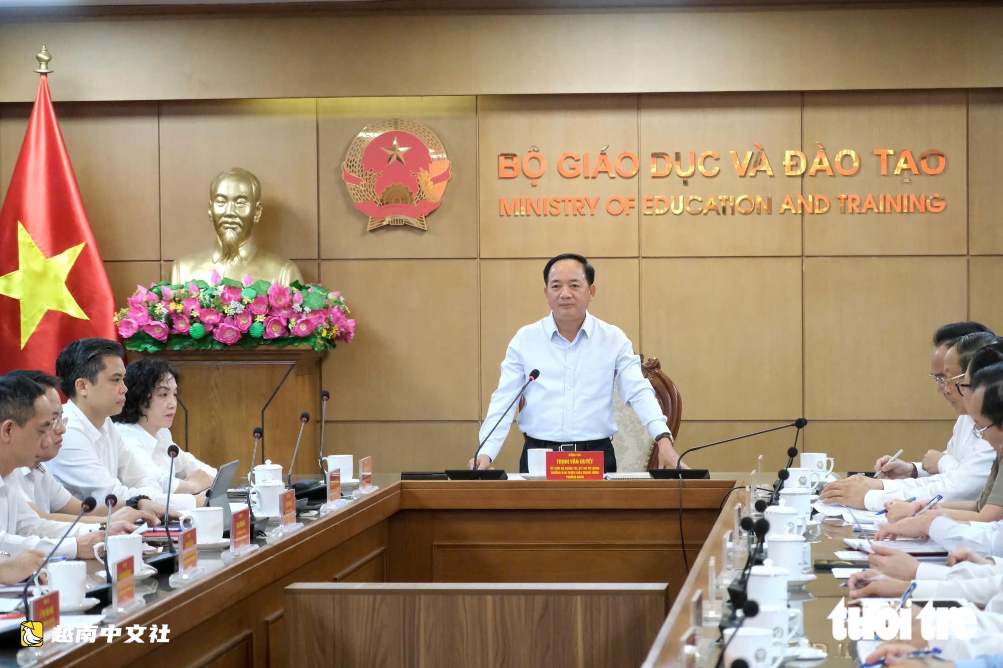 越南中央書記處開始對普通教育進行全面監督,從教科書到教師隊伍