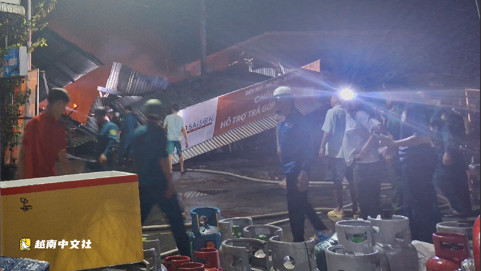 越南胡志明市一汽車修理廠燃起熊熊大火