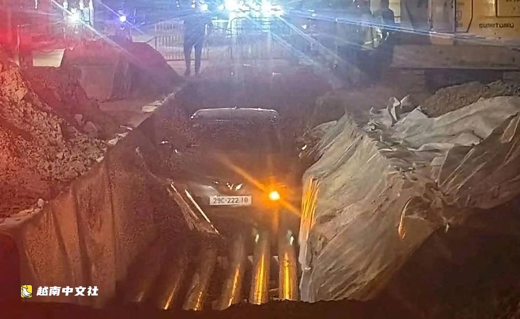 汽車在河內墜入深1.5米的地下電纜溝