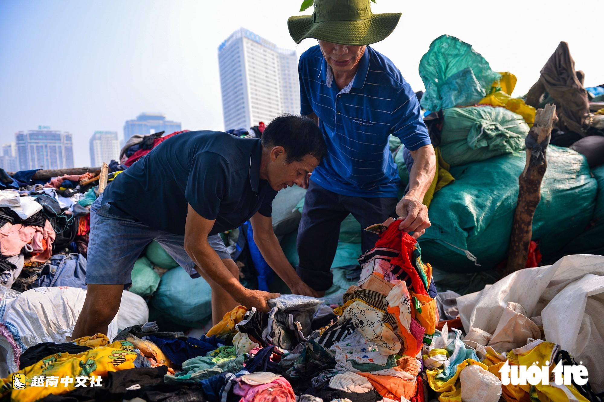 河內數百噸舊衣服堆積成‘山’,將運往南孫垃圾處理廠處理