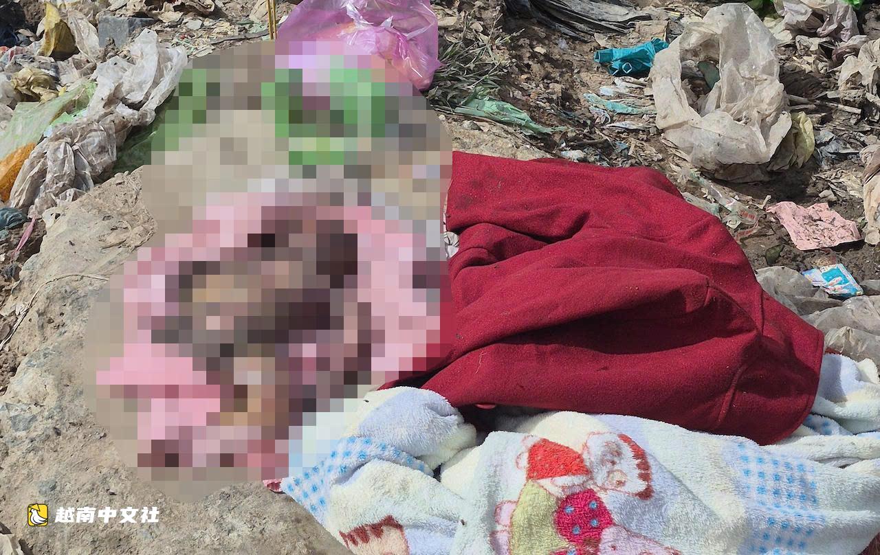 越南永隆省尋找在垃圾場發現的兩名死亡新生男嬰的親屬