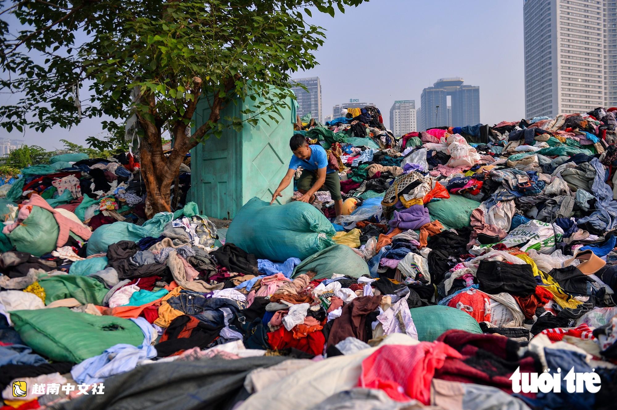 河內數百噸舊衣服堆積成‘山’,將運往南孫垃圾處理廠處理