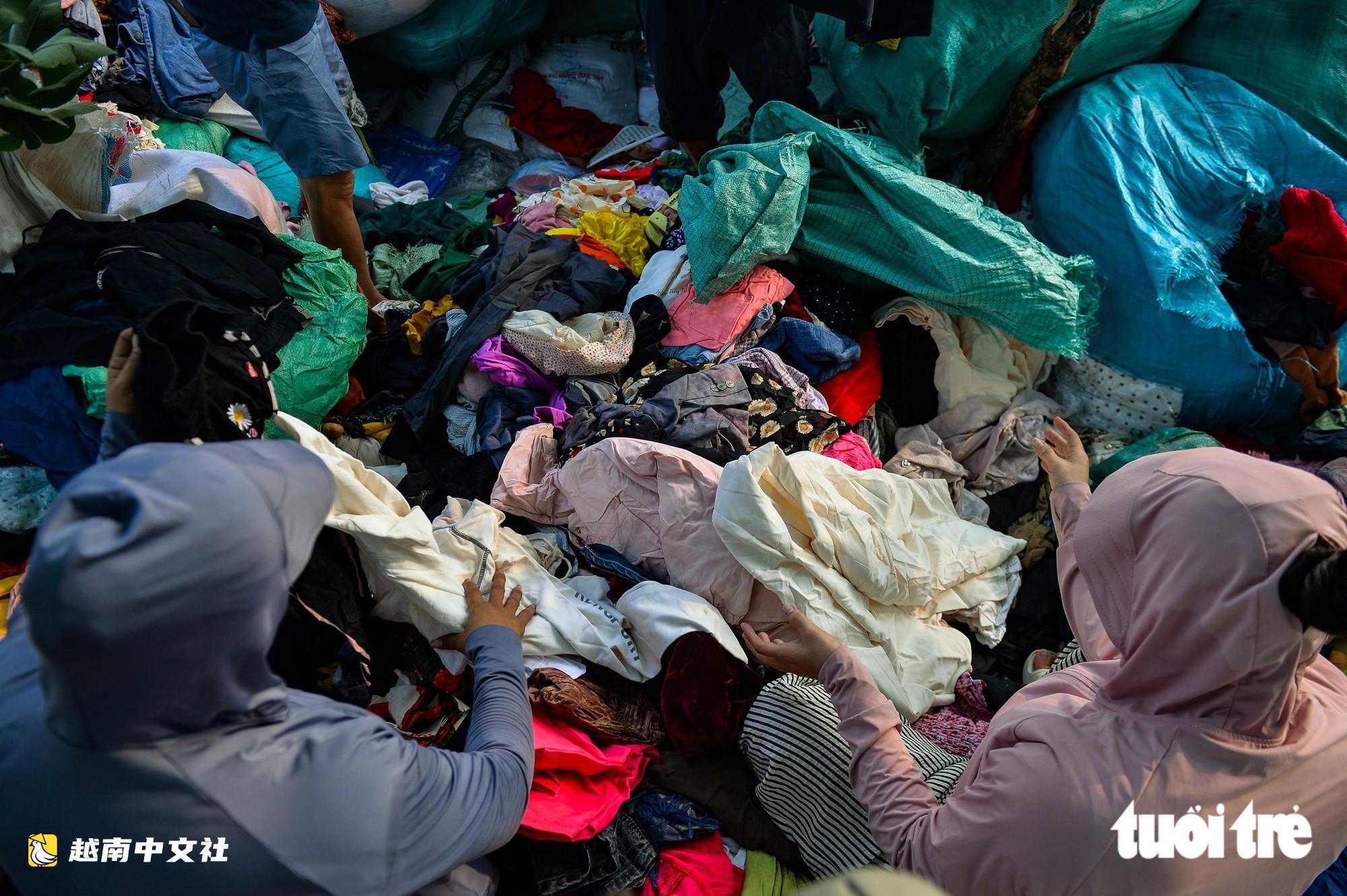 河內數百噸舊衣服堆積成‘山’,將運往南孫垃圾處理廠處理