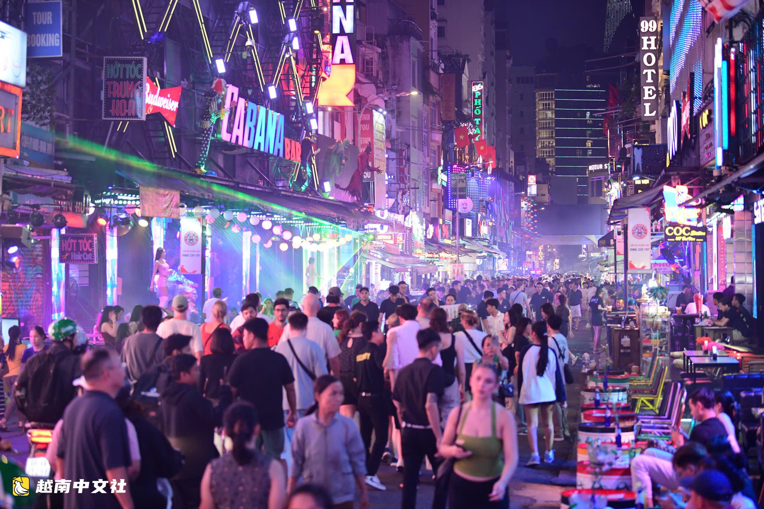 越南胡志明市裴援街:國際遊客稱讚熱鬧且價格實惠