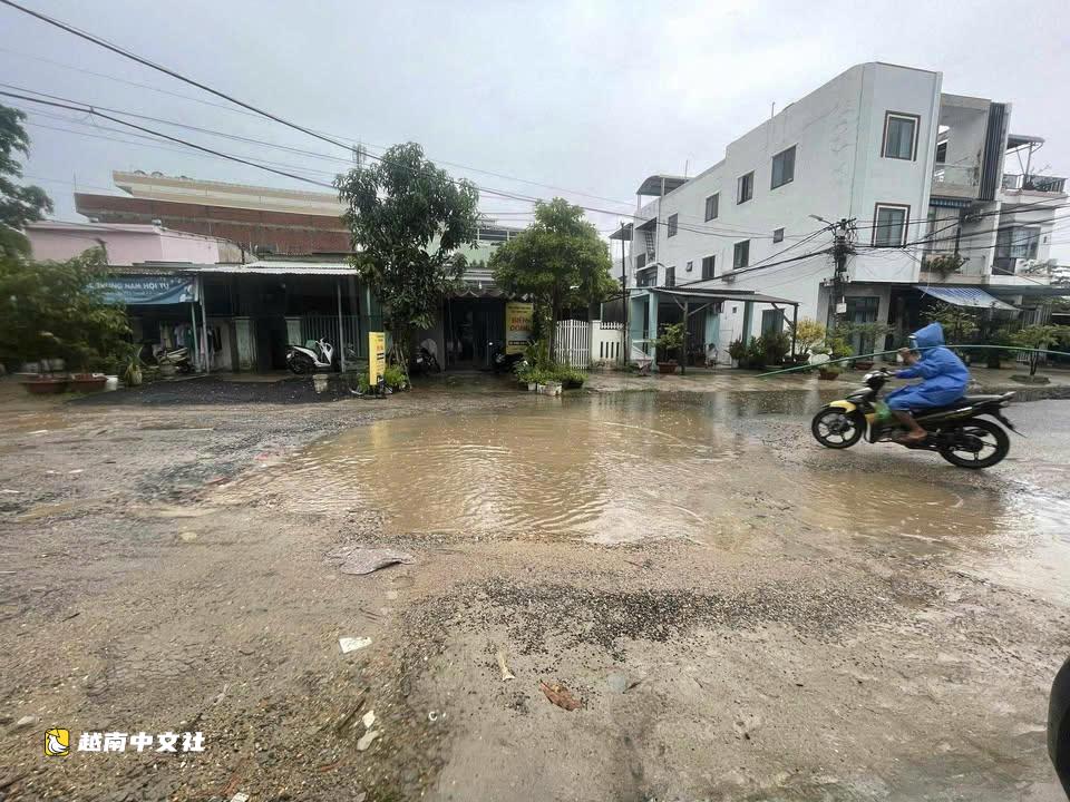 越南峴港市區一條20米長土路破爛不堪已存在十多年