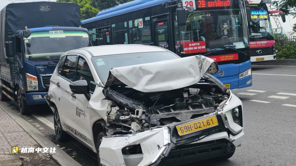 越南胡志明市:載20名乘客客車連環撞上4輛汽車