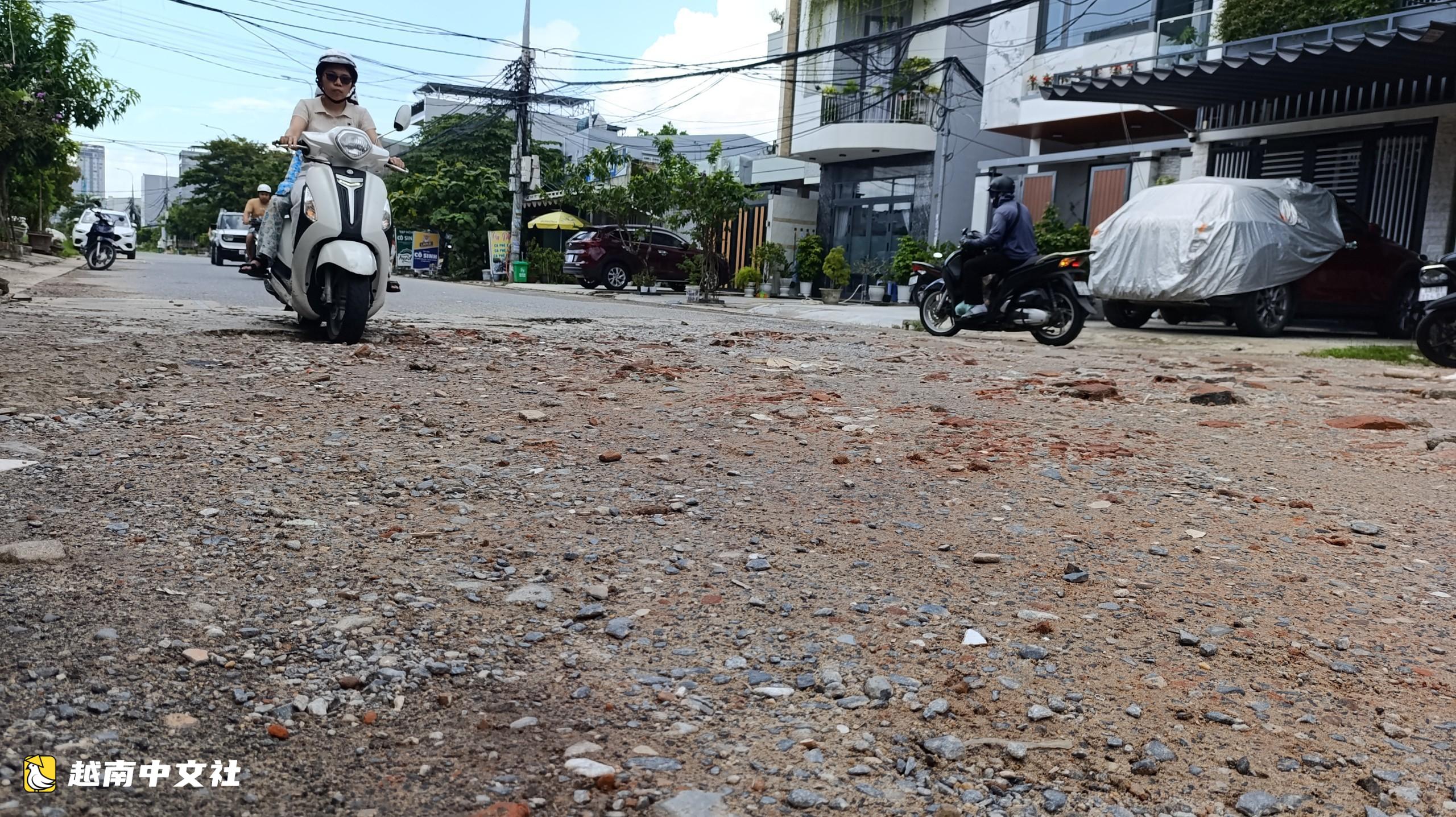 越南峴港市區一條20米長土路破爛不堪已存在十多年