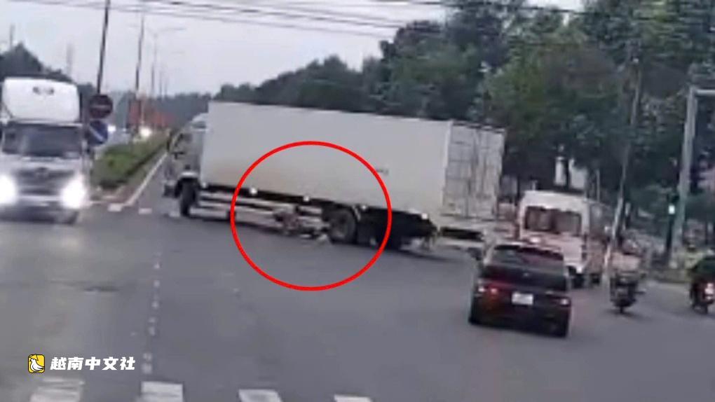 胡志明市:司機將受害者從車底拖出後駕車逃逸